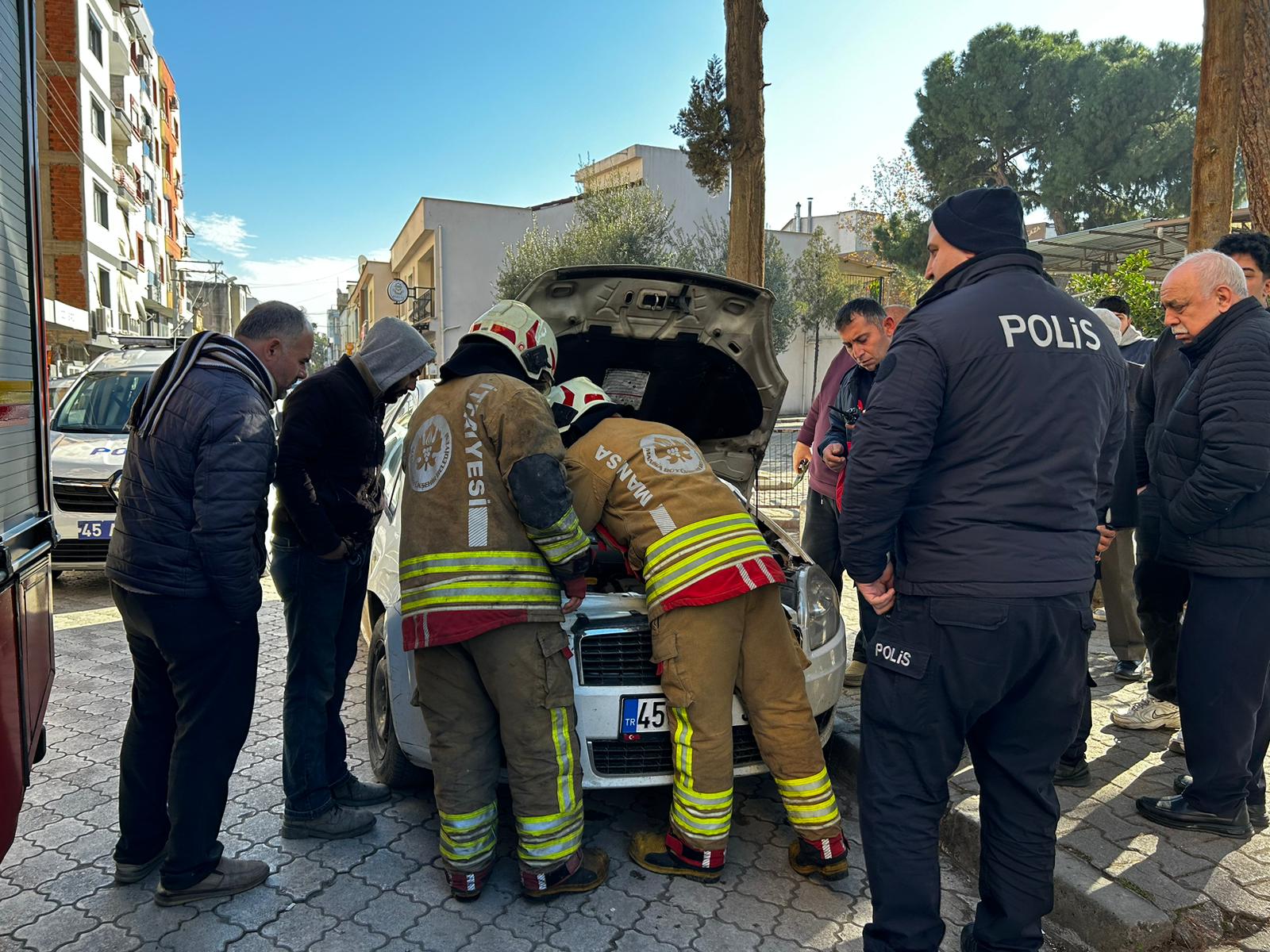 Turgutlu'da Park Halindeki Araçta Duman Paniği