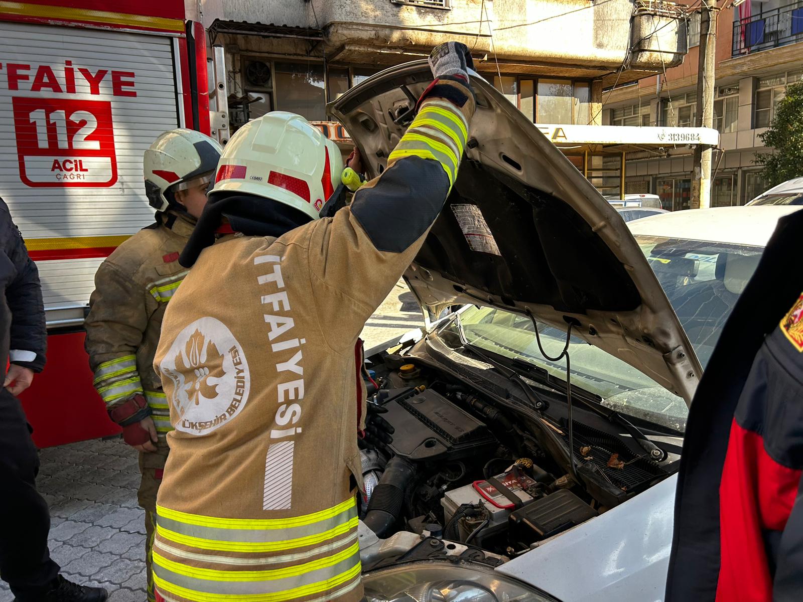 Turgutlu'da Park Halindeki Araçta Duman Paniği