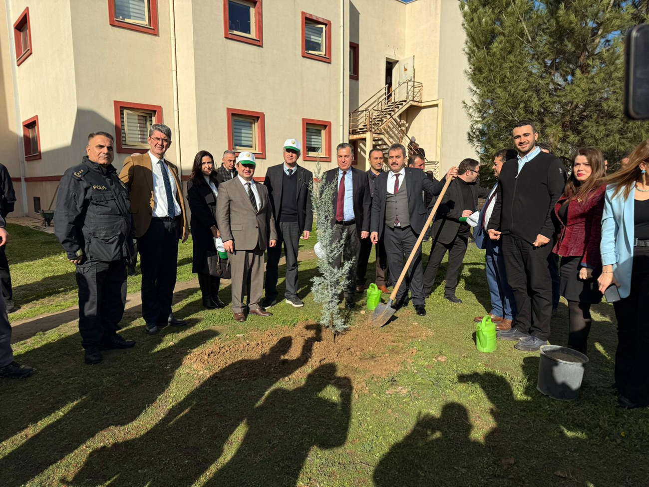 Turgutlu Devlet Hastanesi bahçesinde 120 fidan toprakla buluşturuldu