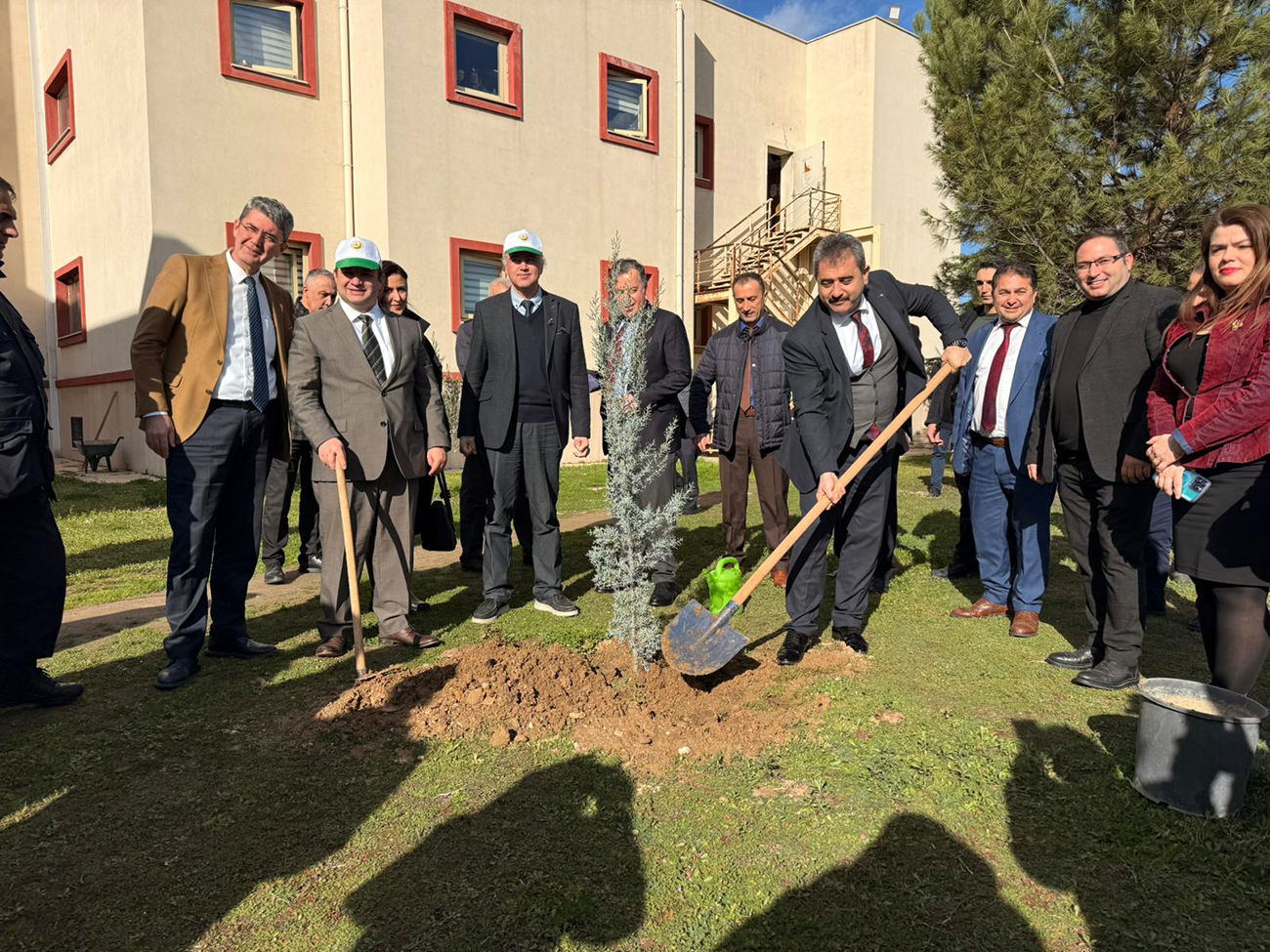 Turgutlu Devlet Hastanesi bahçesinde 120 fidan toprakla buluşturuldu