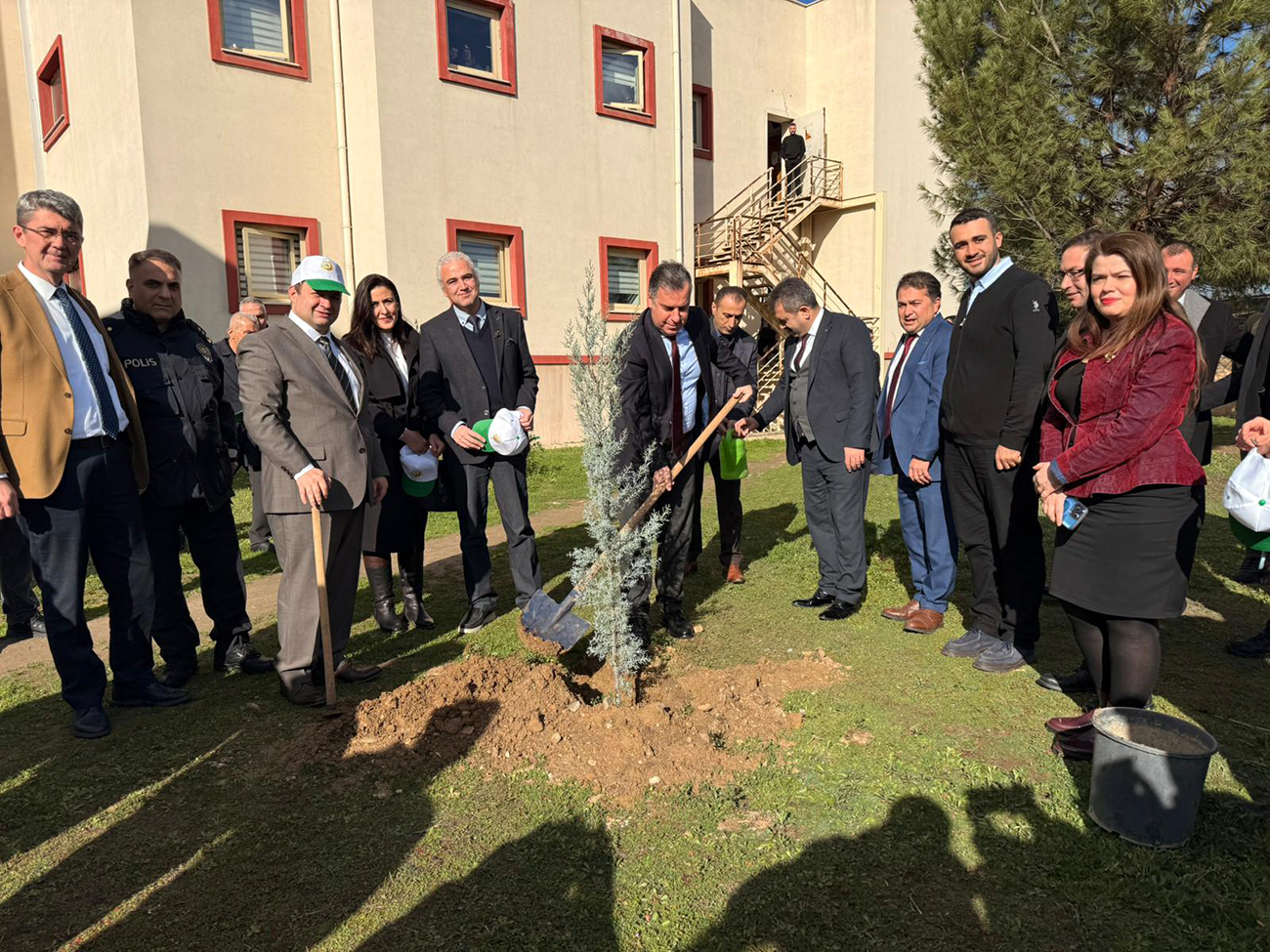 Turgutlu Devlet Hastanesi bahçesinde 120 fidan toprakla buluşturuldu