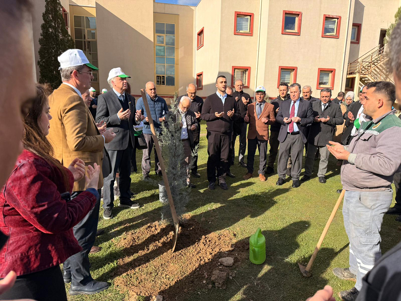 Turgutlu Devlet Hastanesi bahçesinde 120 fidan toprakla buluşturuldu