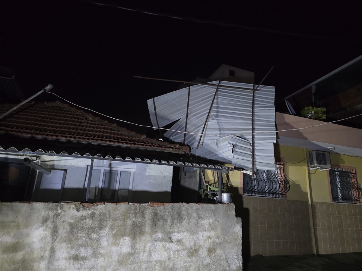 Korku dolu gece...Turgutlu'da fırtına çatıları uçurdu!