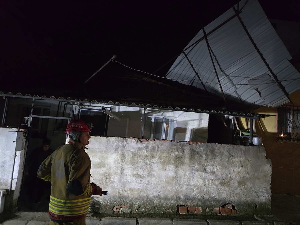 Korku dolu gece...Turgutlu'da fırtına çatıları uçurdu!