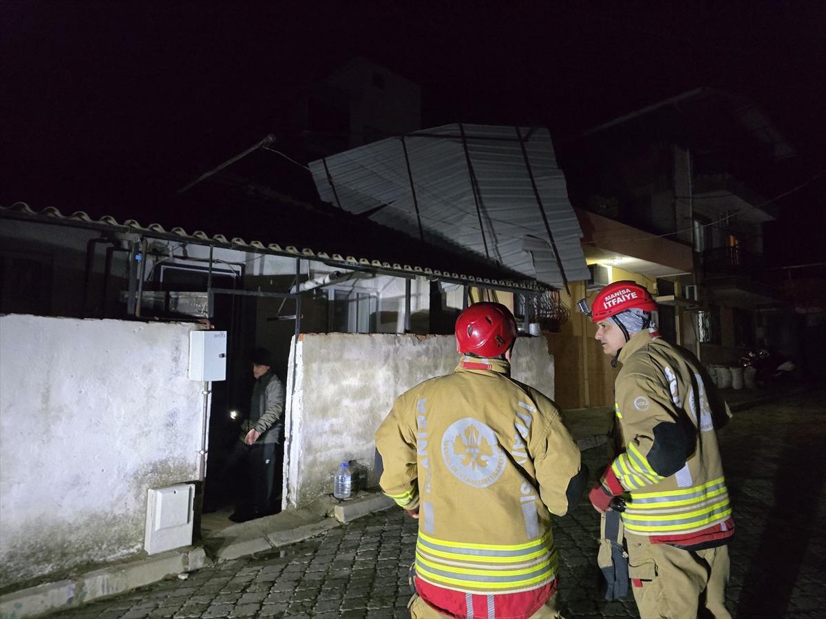 Korku dolu gece...Turgutlu'da fırtına çatıları uçurdu!