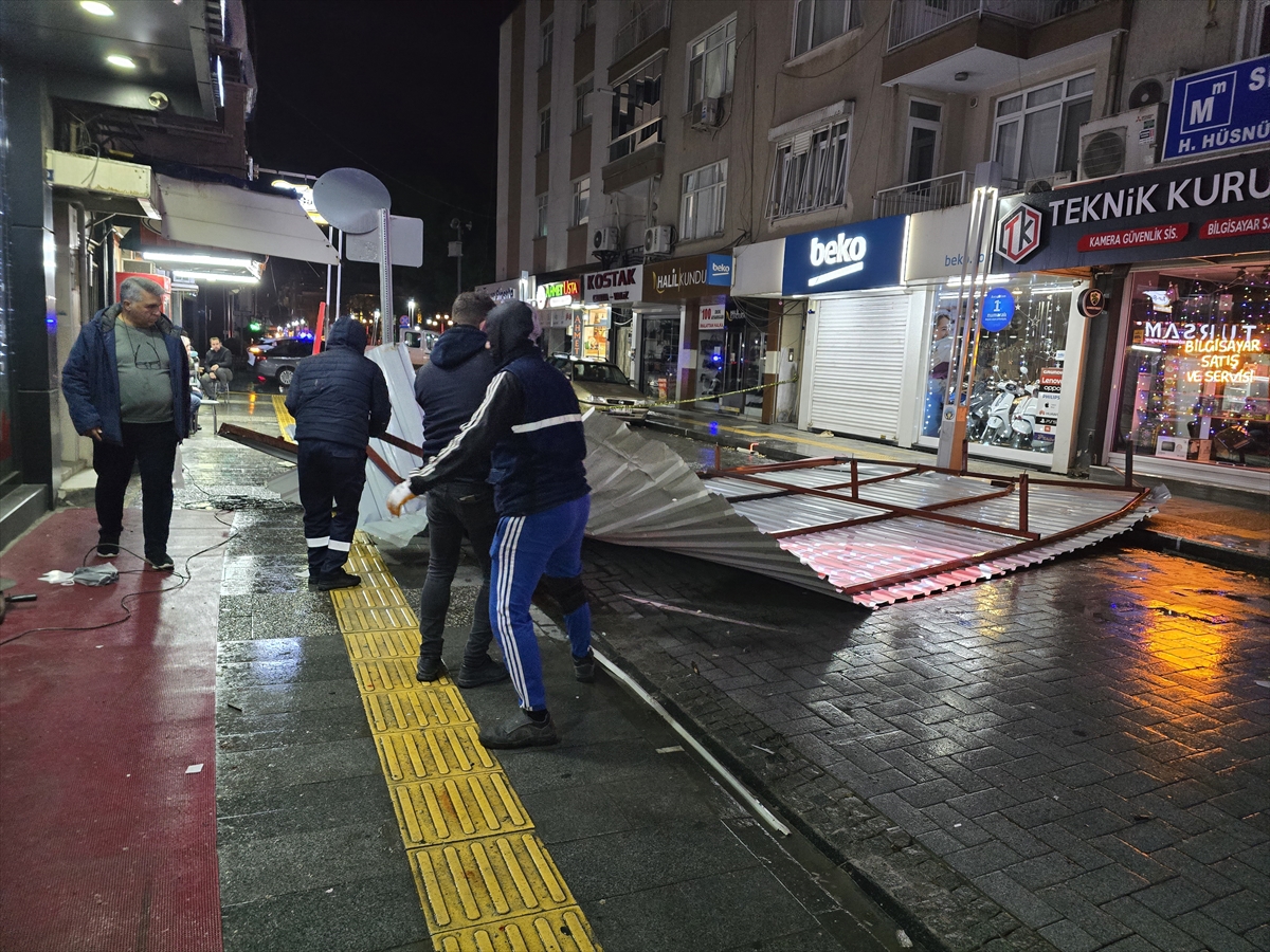 Korku dolu gece...Turgutlu'da fırtına çatıları uçurdu!