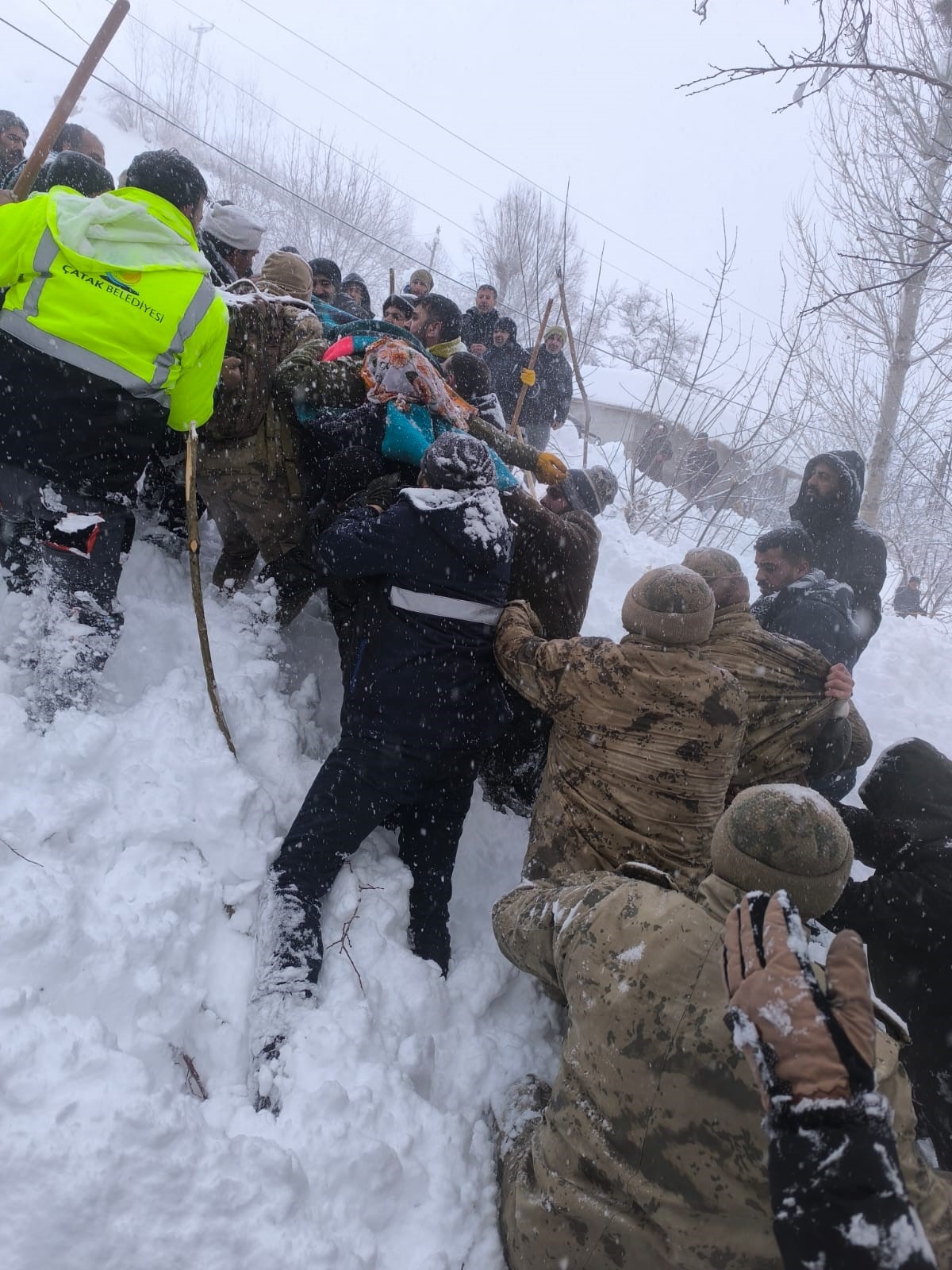 Van’da Çığ Felaketi Can Aldı, Evler Tahliye Edildi
