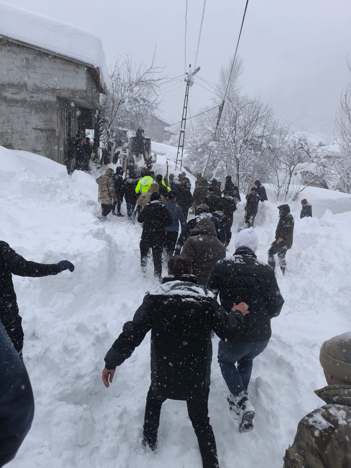 Van’da Çığ Felaketi Can Aldı, Evler Tahliye Edildi