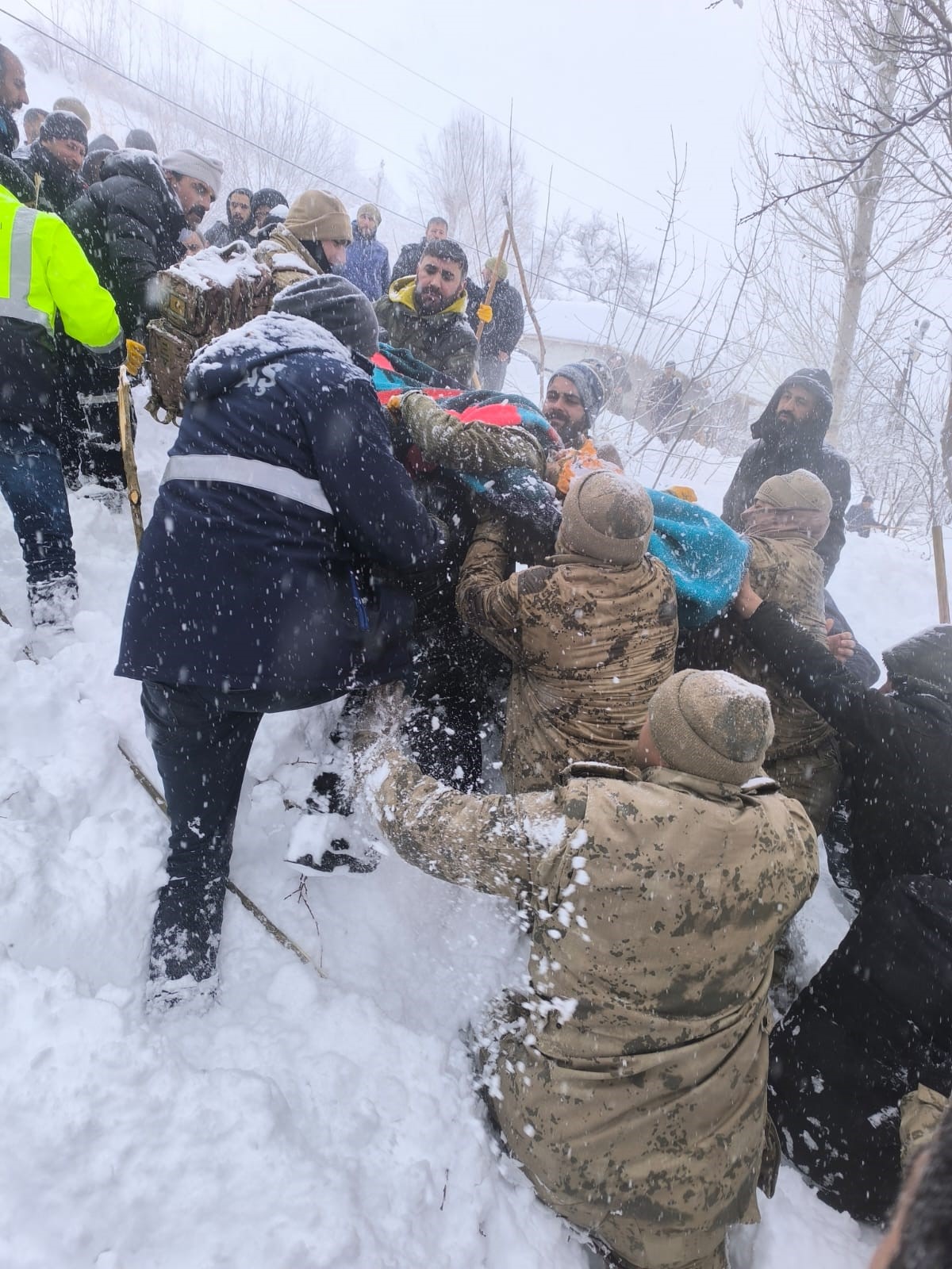 Van’da Çığ Felaketi Can Aldı, Evler Tahliye Edildi