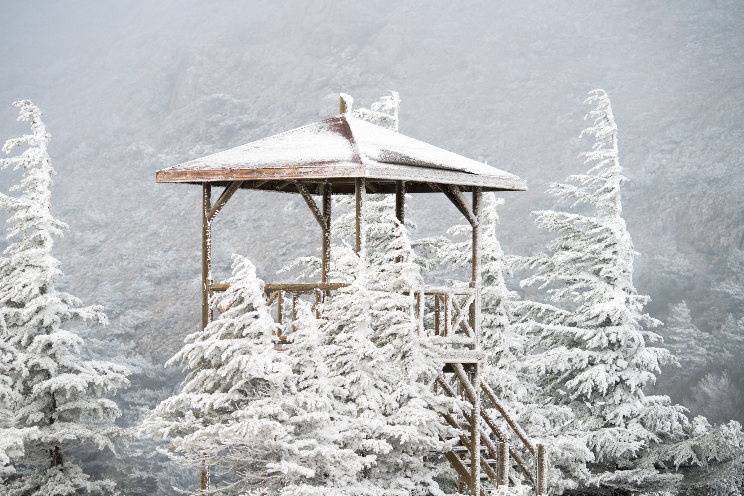 Spil Dağı Kar Yağmadan Buz Kesti: Milli Park Beyaza Büründü