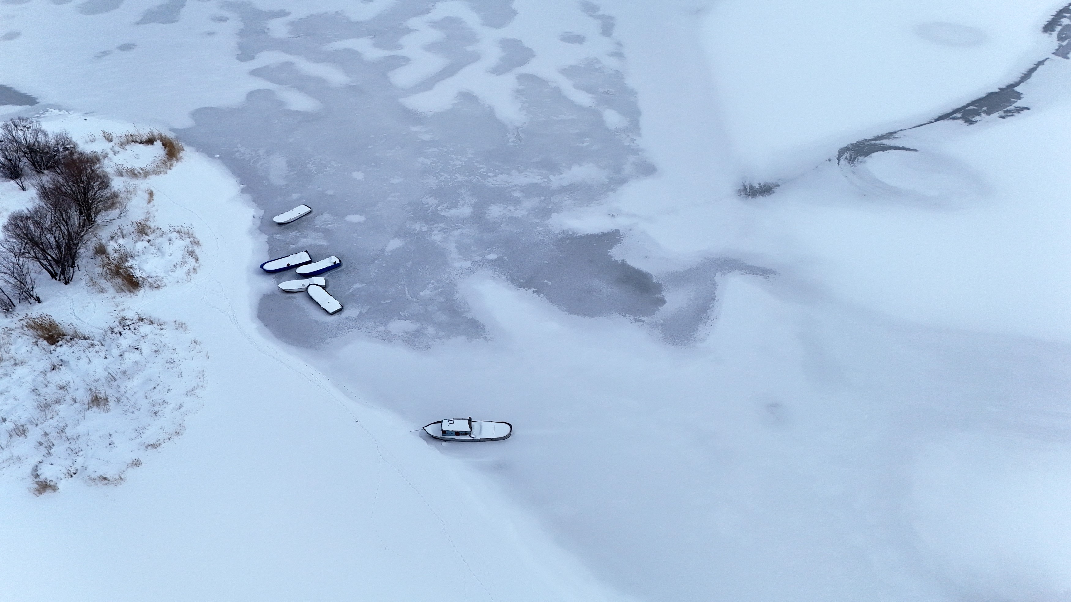 Nazik Gölü tamamen dondu