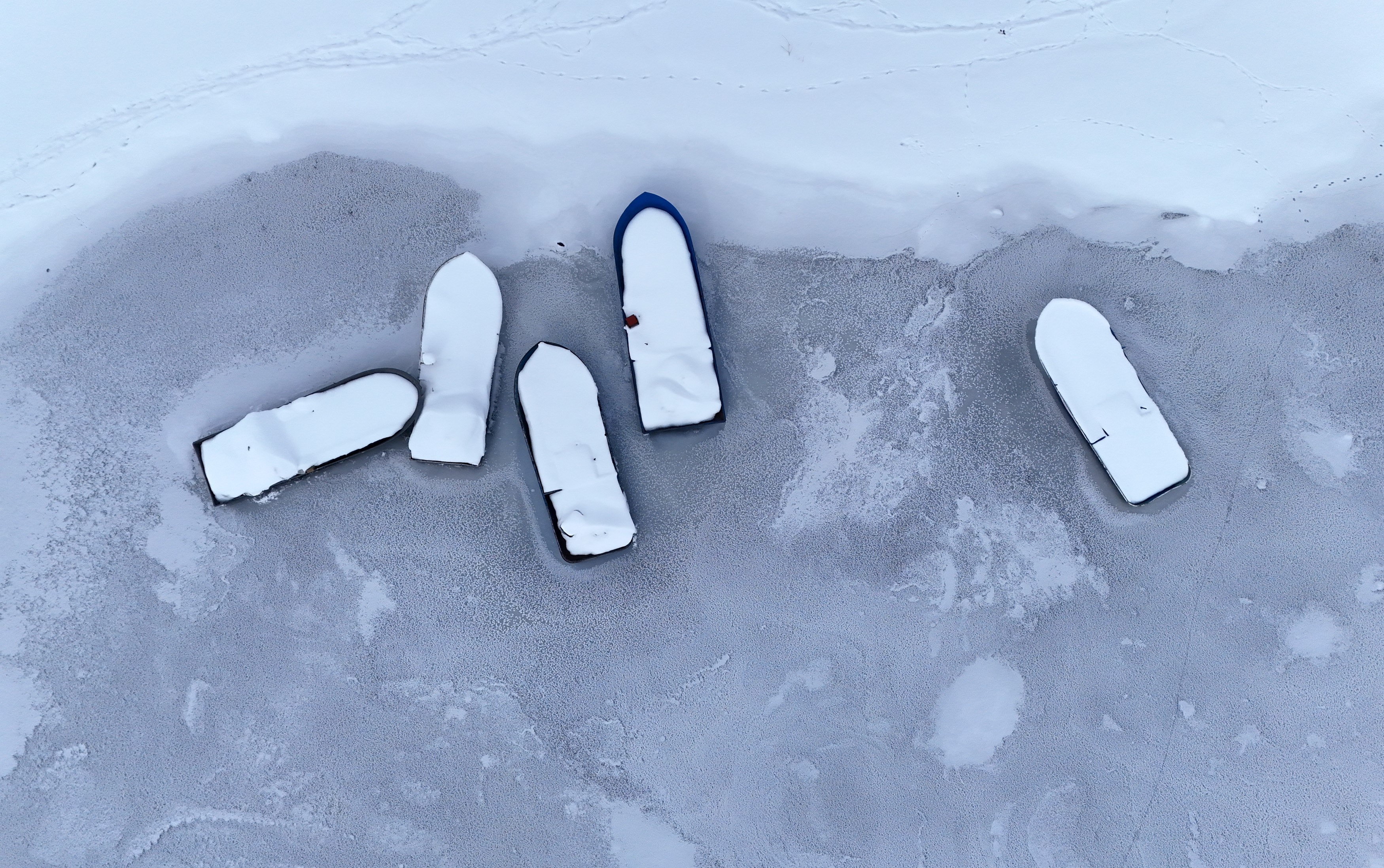 Nazik Gölü tamamen dondu