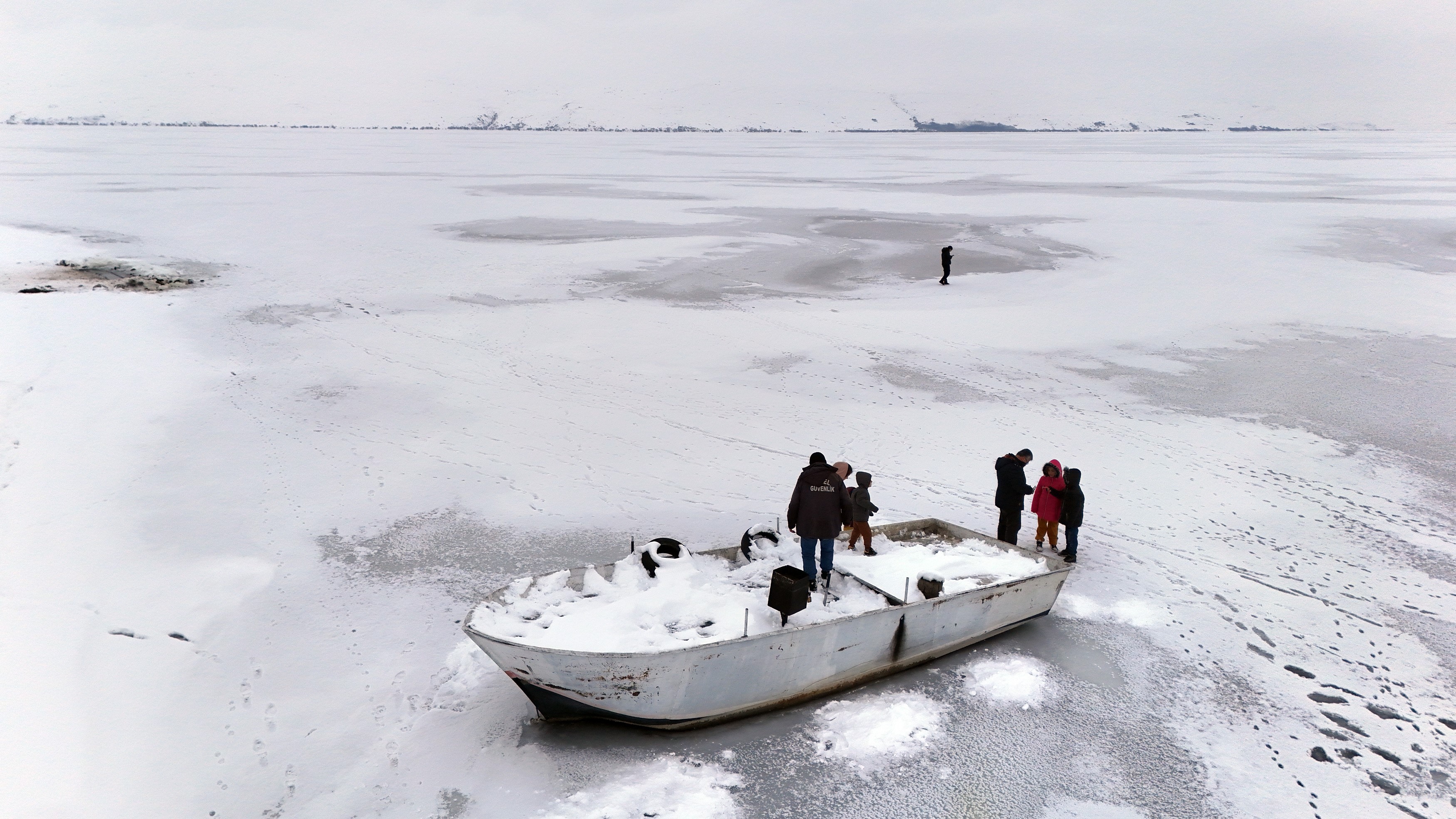 Nazik Gölü tamamen dondu