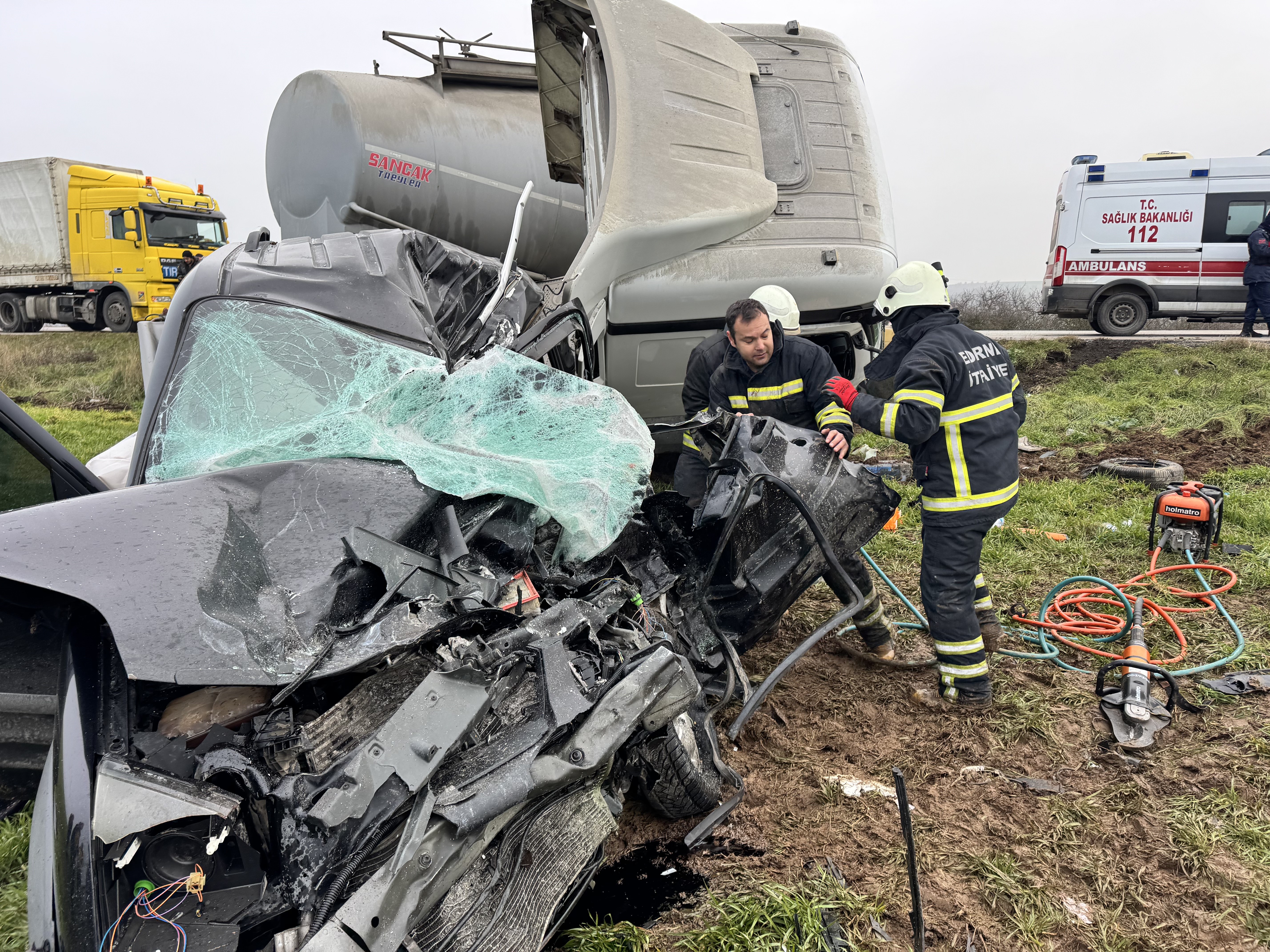 Kontrolden çıkan TIR dehşet saçtı!