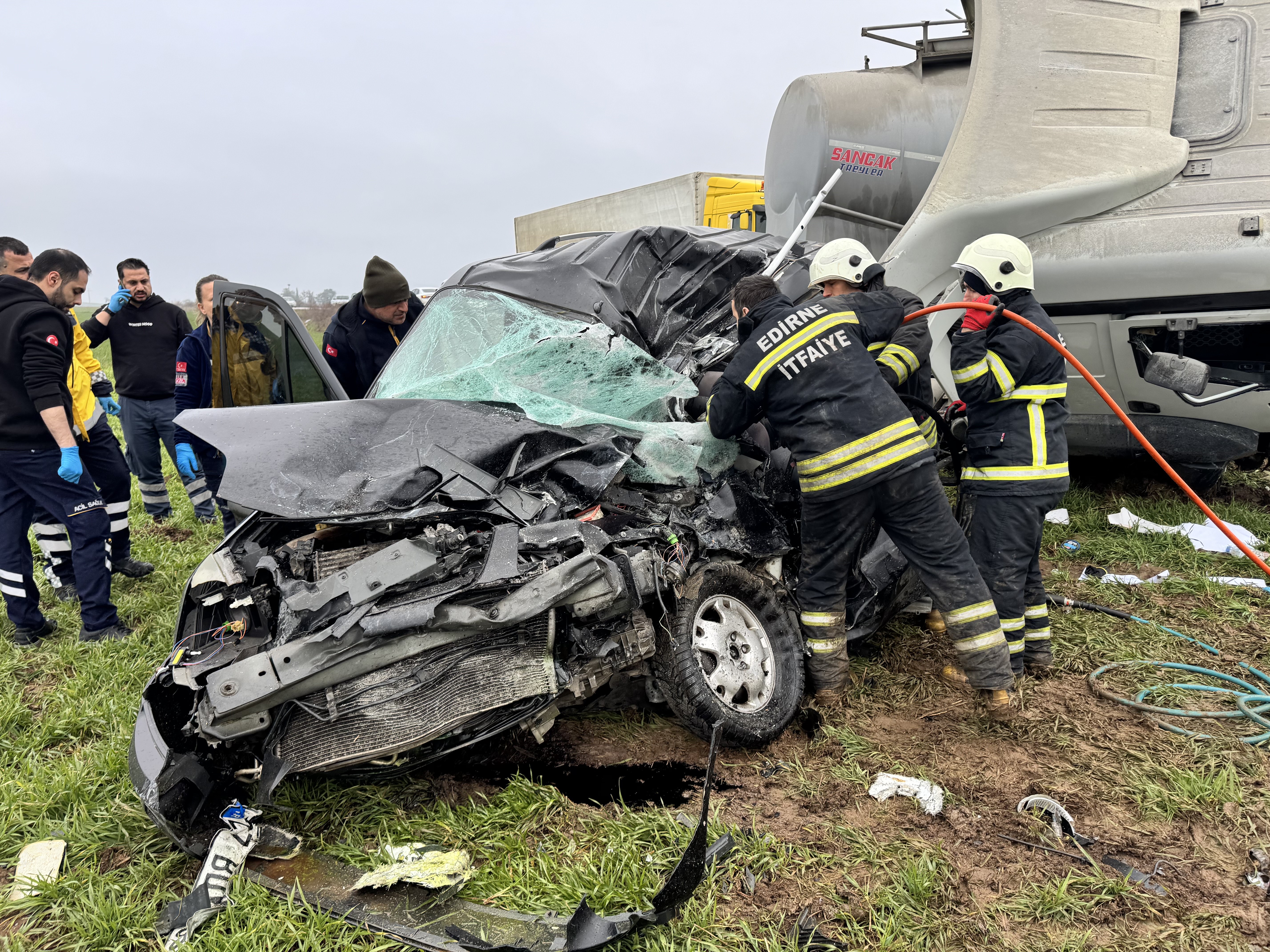 Kontrolden çıkan TIR dehşet saçtı!