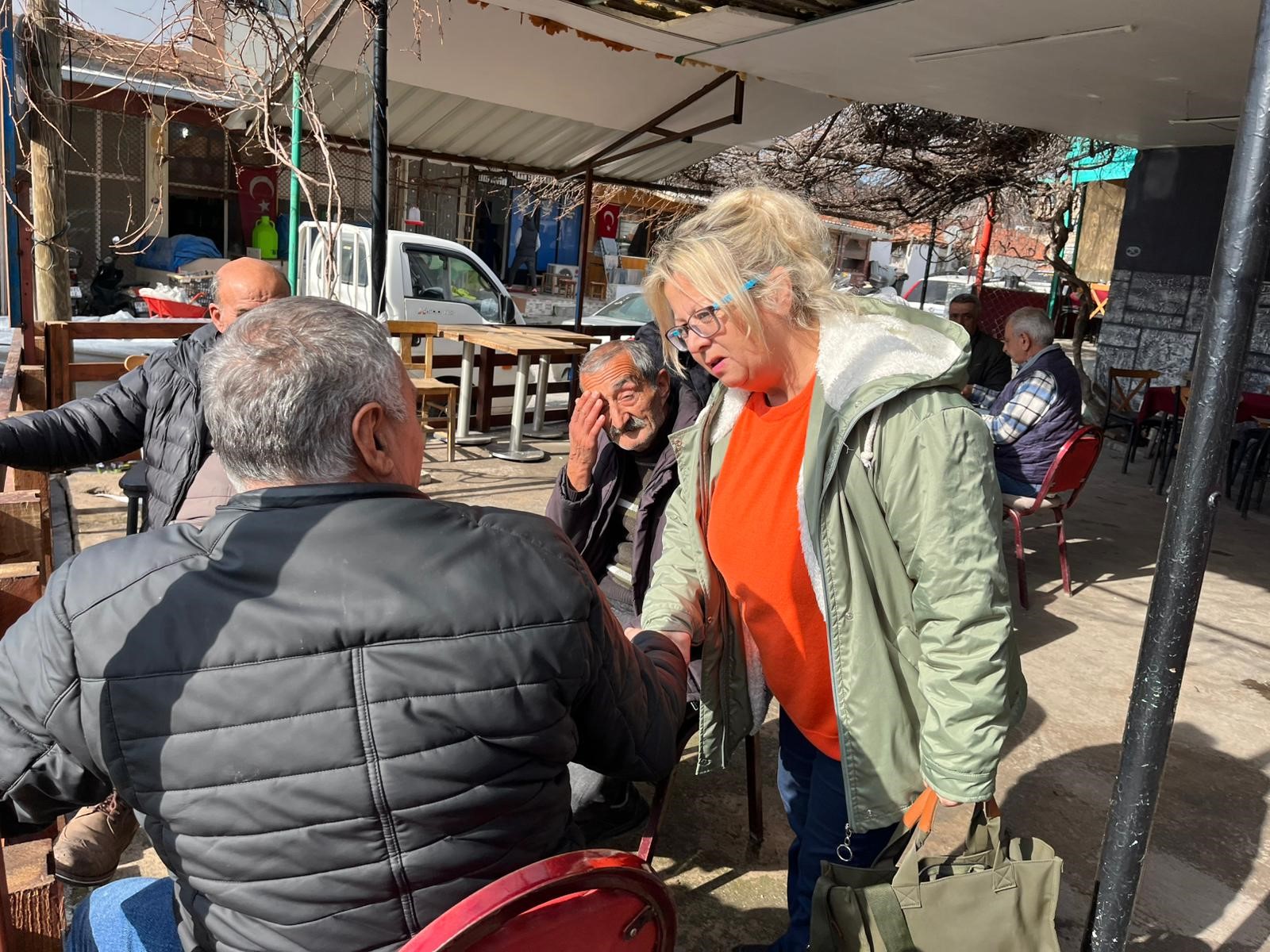 Köyün 'tek kraliçe'si: İzmir'in sıra dışı muhtarı