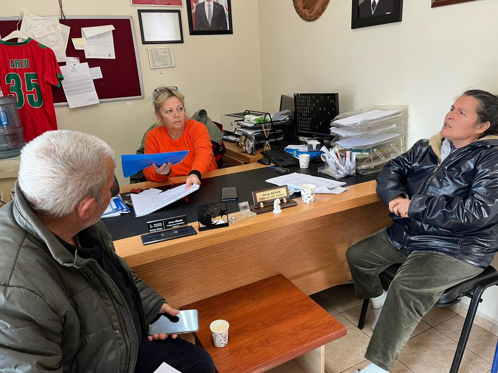 Köyün 'tek kraliçe'si: İzmir'in sıra dışı muhtarı