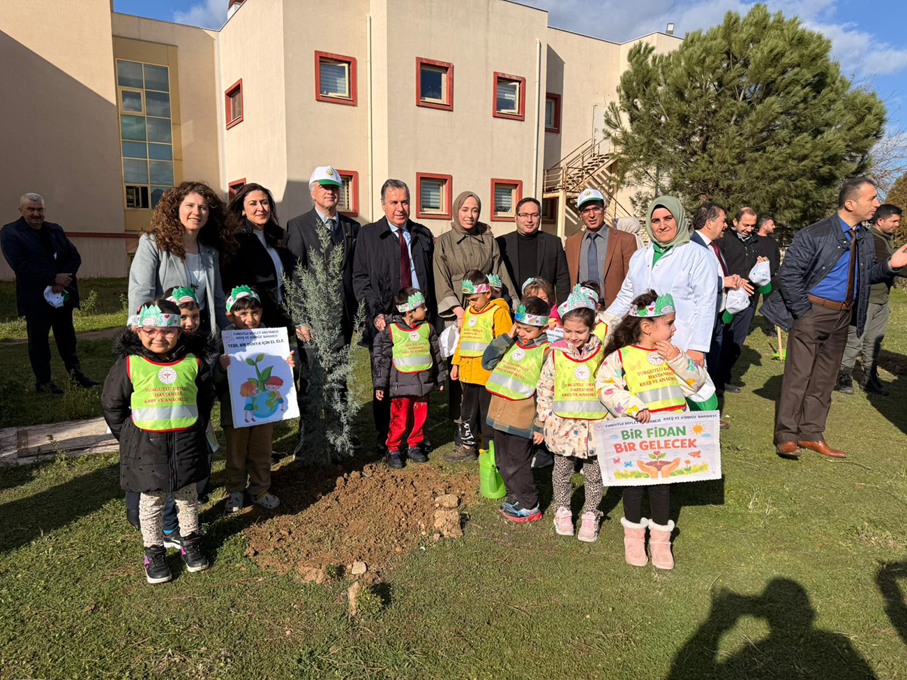 Turgutlu Devlet Hastanesi bahçesinde 120 fidan toprakla buluşturuldu