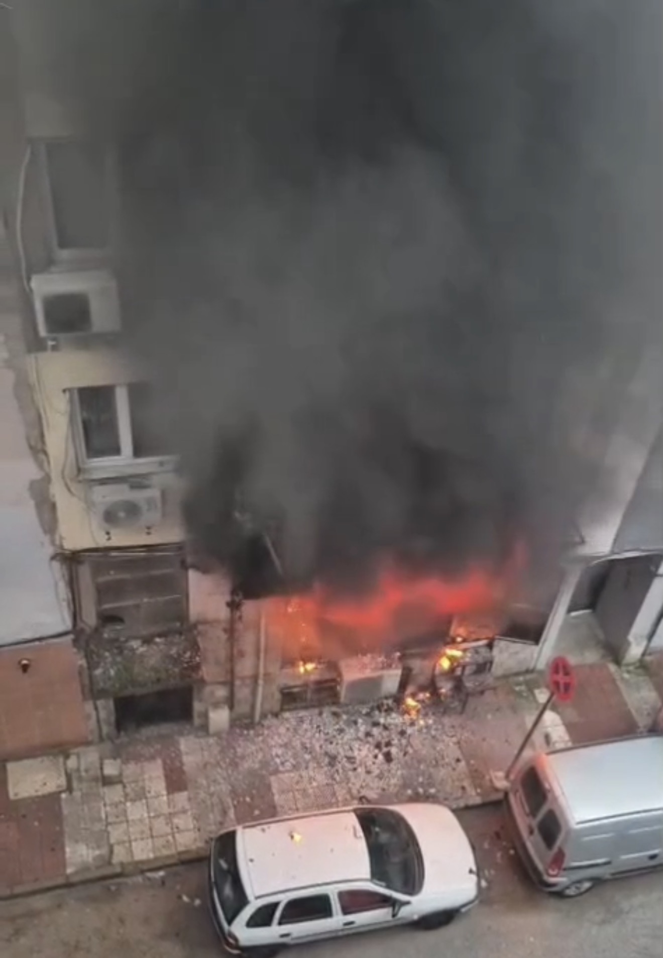 Oyun salonu alev alev yandı!