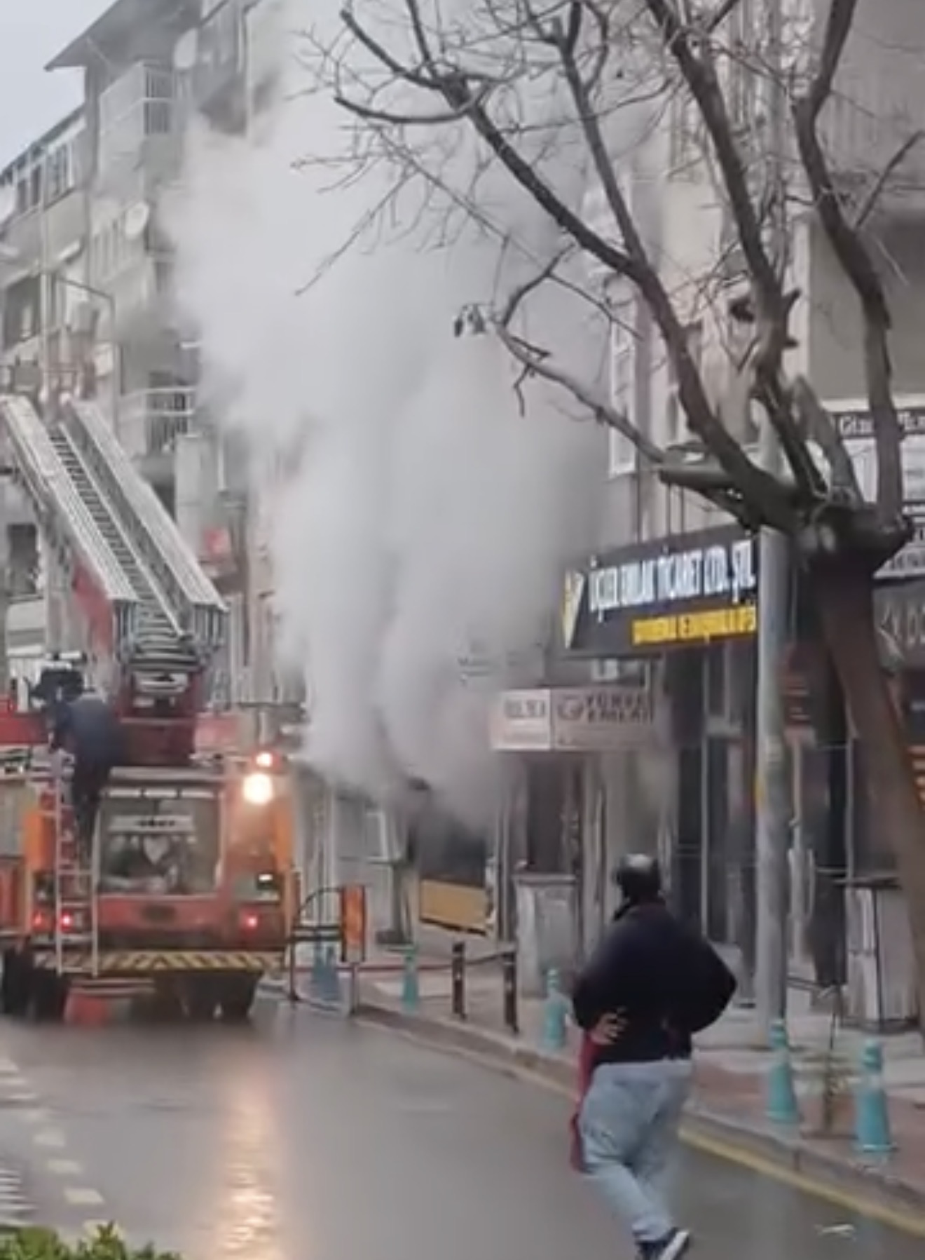 Oyun salonu alev alev yandı!