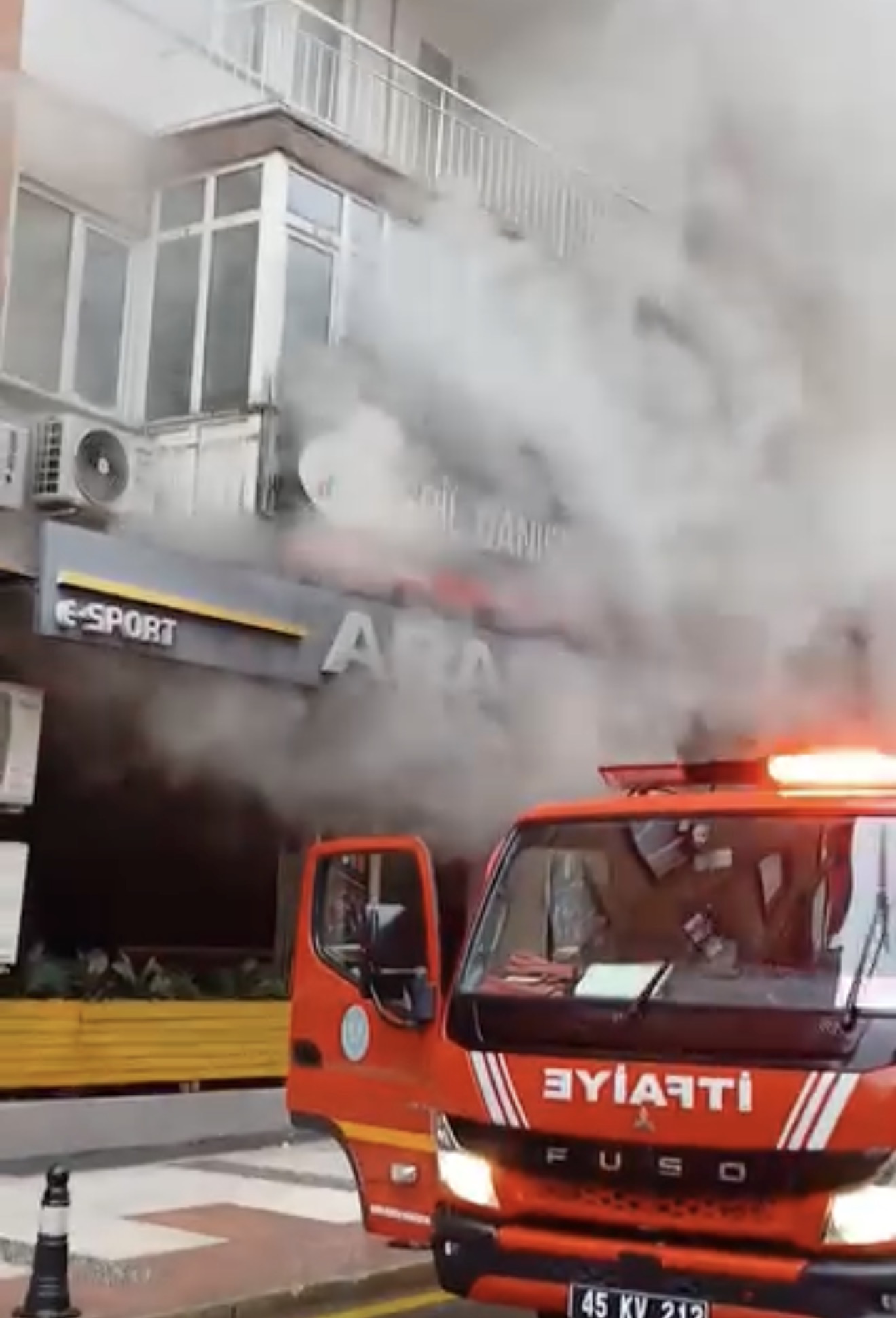 Oyun salonu alev alev yandı!