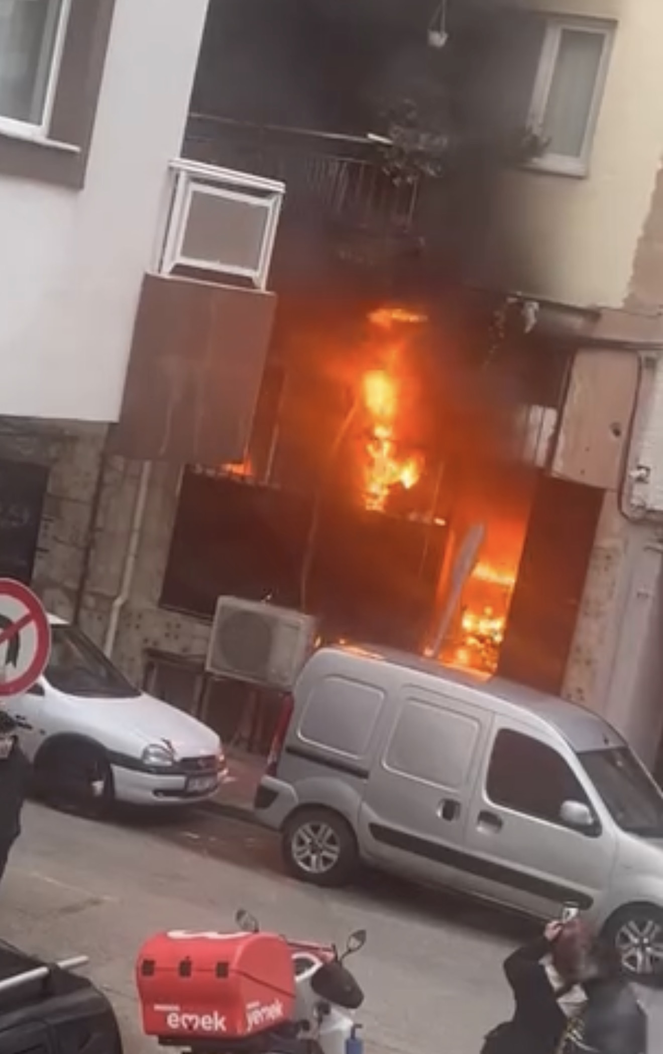 Oyun salonu alev alev yandı!