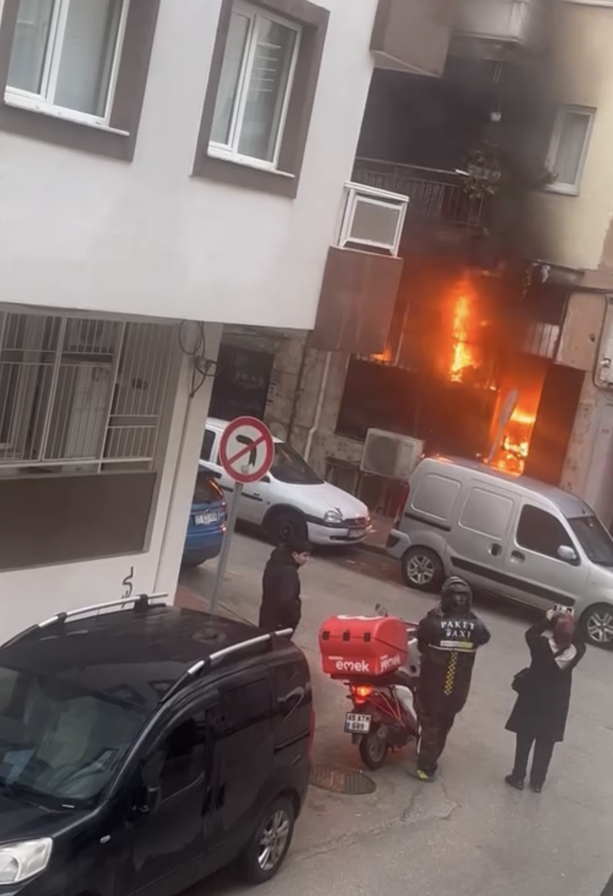 Oyun salonu alev alev yandı!