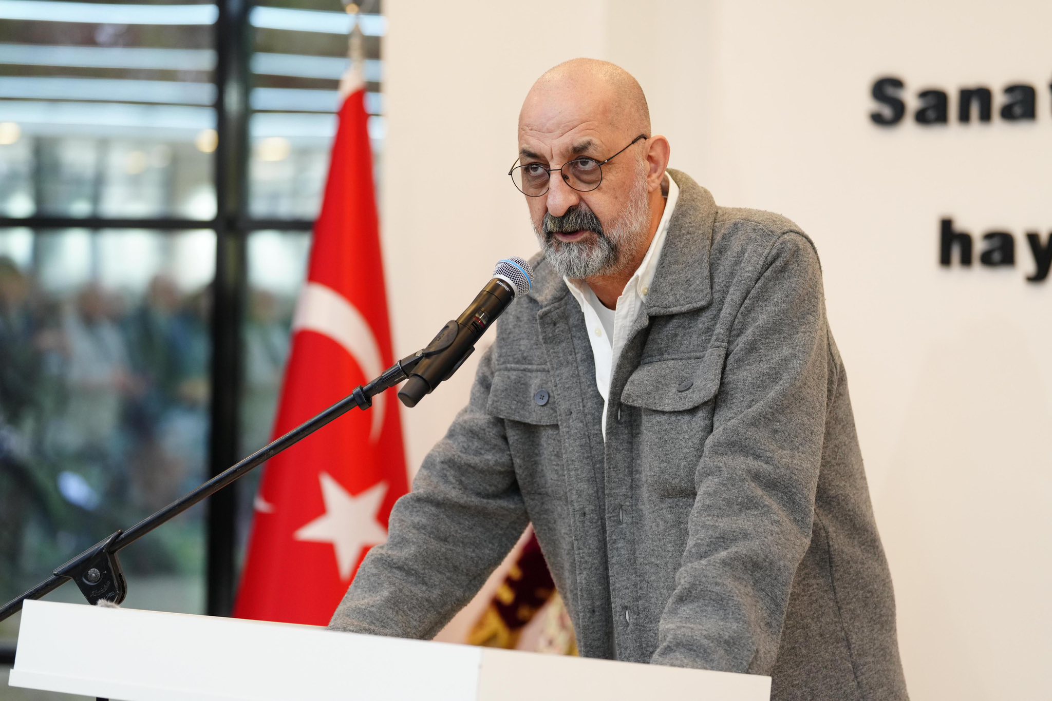 “Sarışın Bir Kurt: Mustafa Kemal Atatürk” Sergisi Manisa’da Açıldı