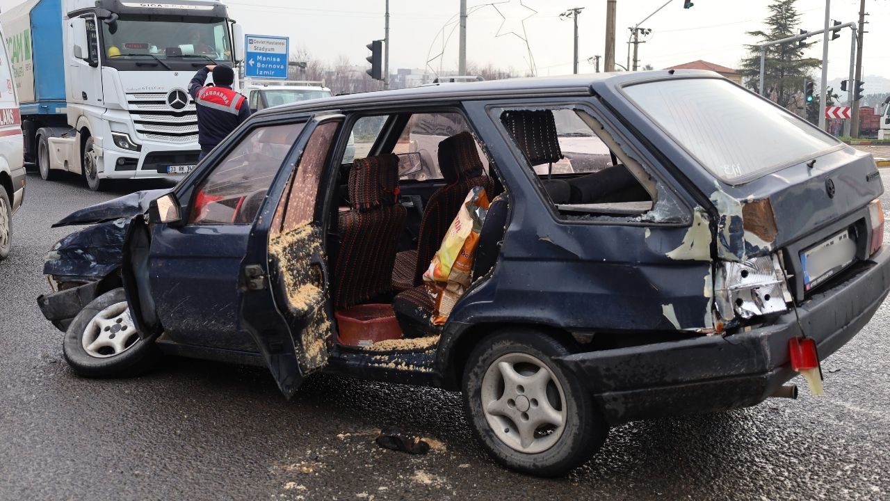 Turgutlu'da otobüs ve otomobil çarpıştı: 2 yaralı