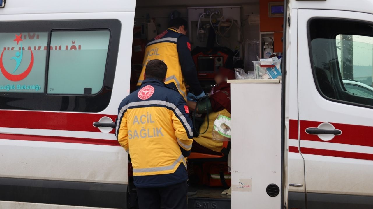 Turgutlu'da otobüs ve otomobil çarpıştı: 2 yaralı