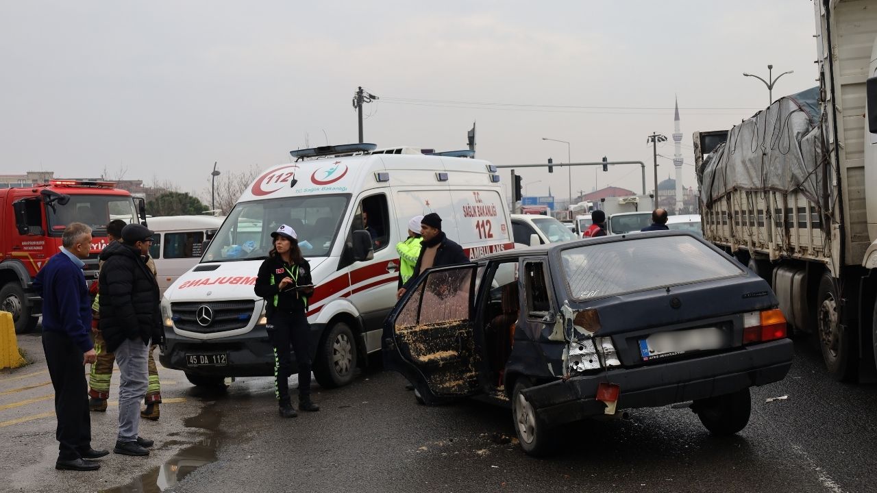 Turgutlu'da otobüs ve otomobil çarpıştı: 2 yaralı