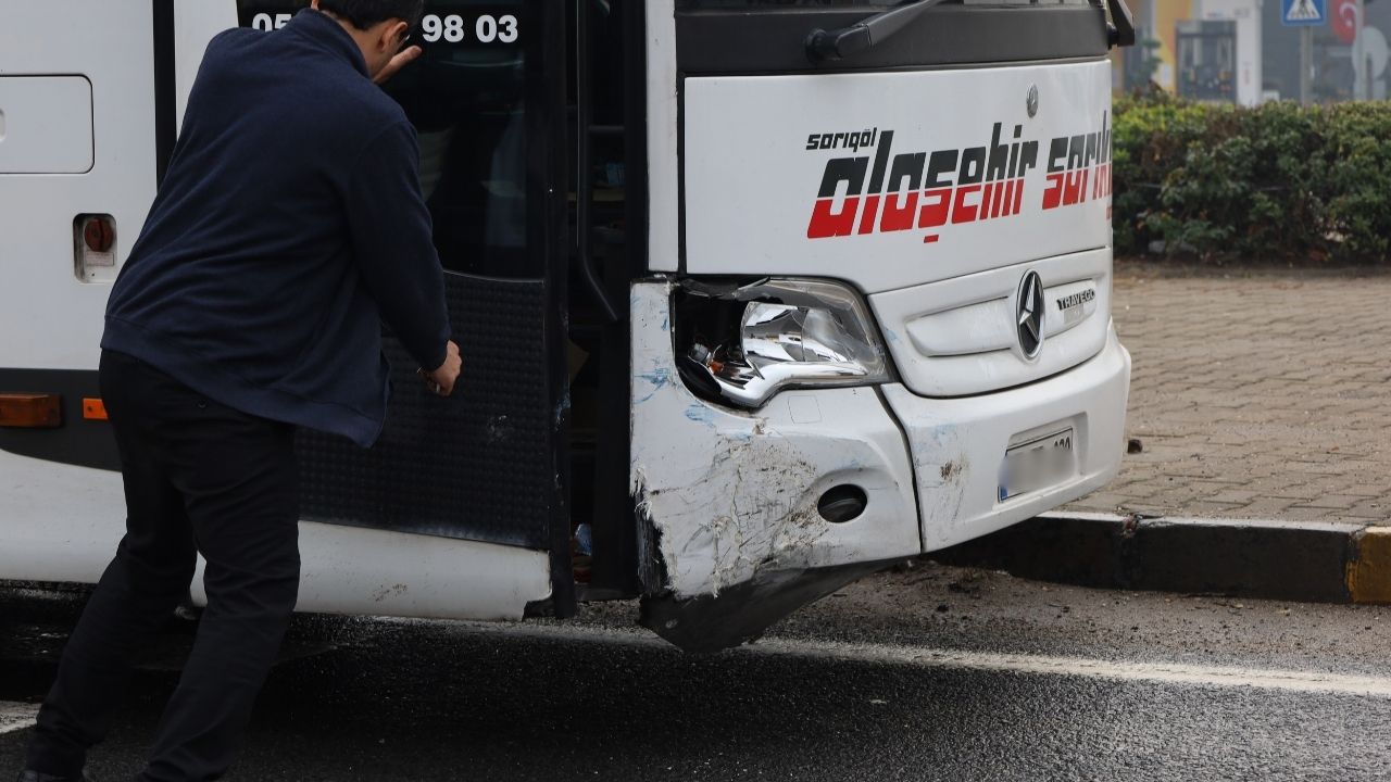 Turgutlu'da otobüs ve otomobil çarpıştı: 2 yaralı