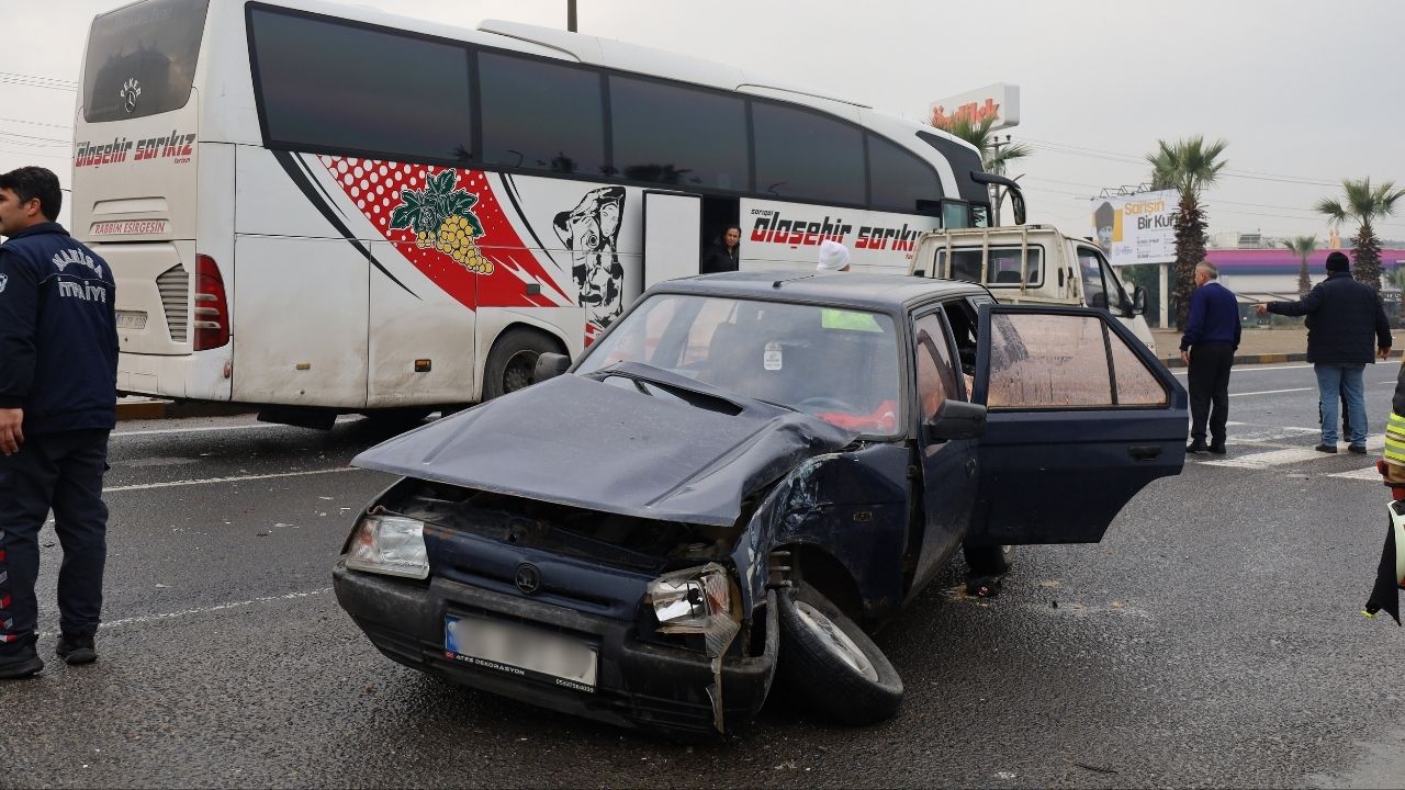 Turgutlu'da otobüs ve otomobil çarpıştı: 2 yaralı