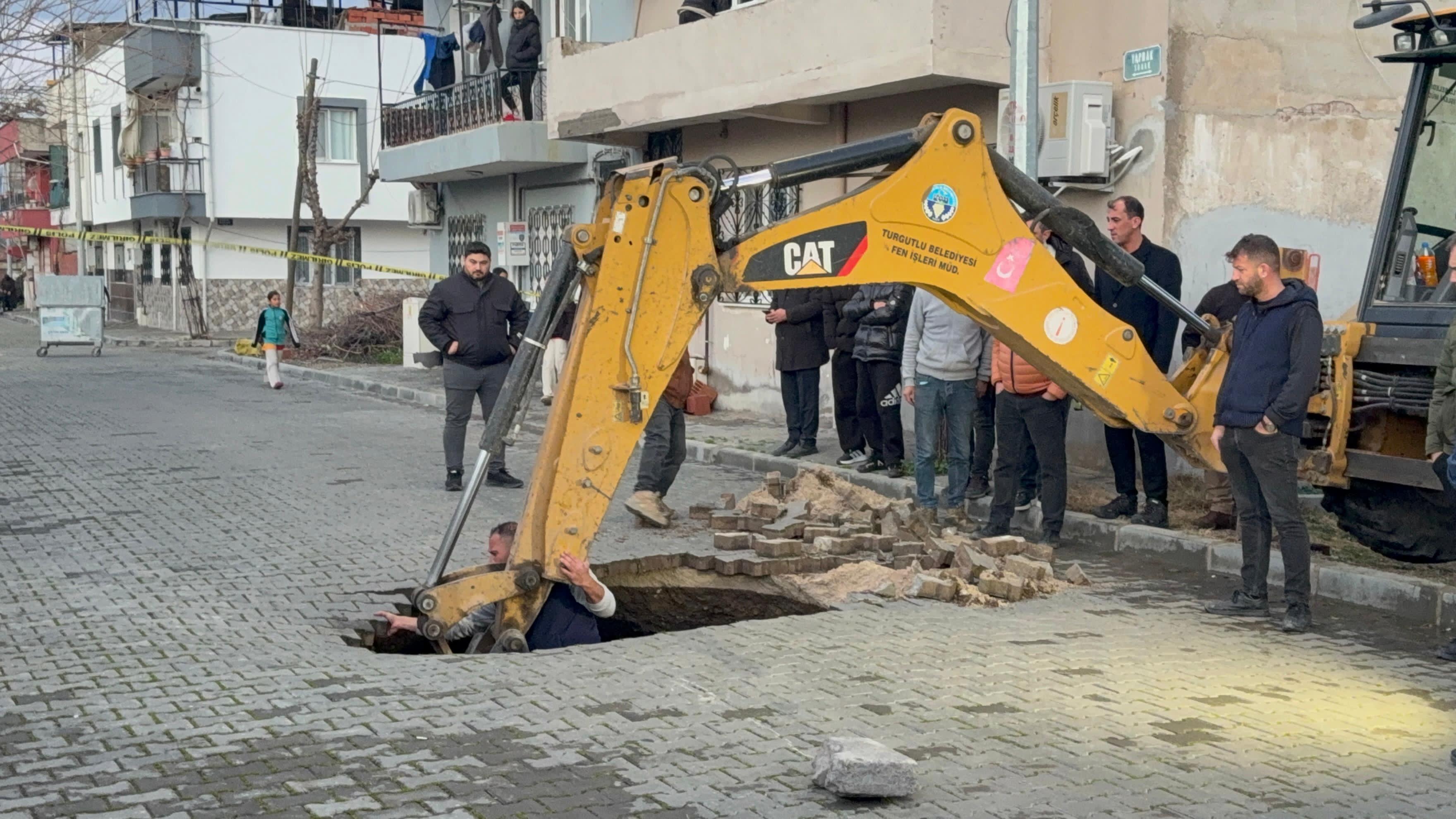 Turgutlu'da şok! Yağmur sonrası çöken yolda kafatası ve kemikler bulundu