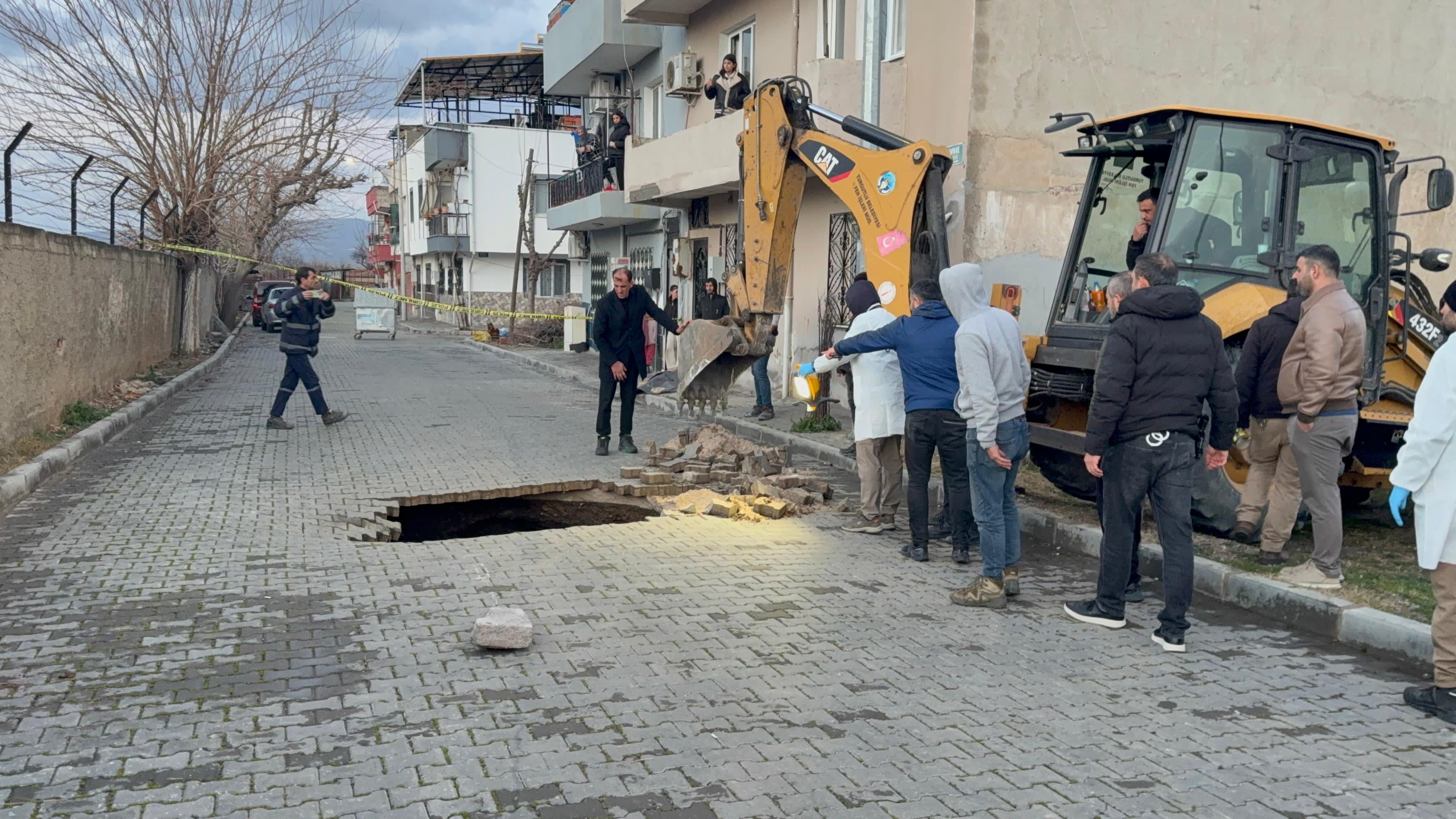 Turgutlu'da şok! Yağmur sonrası çöken yolda kafatası ve kemikler bulundu