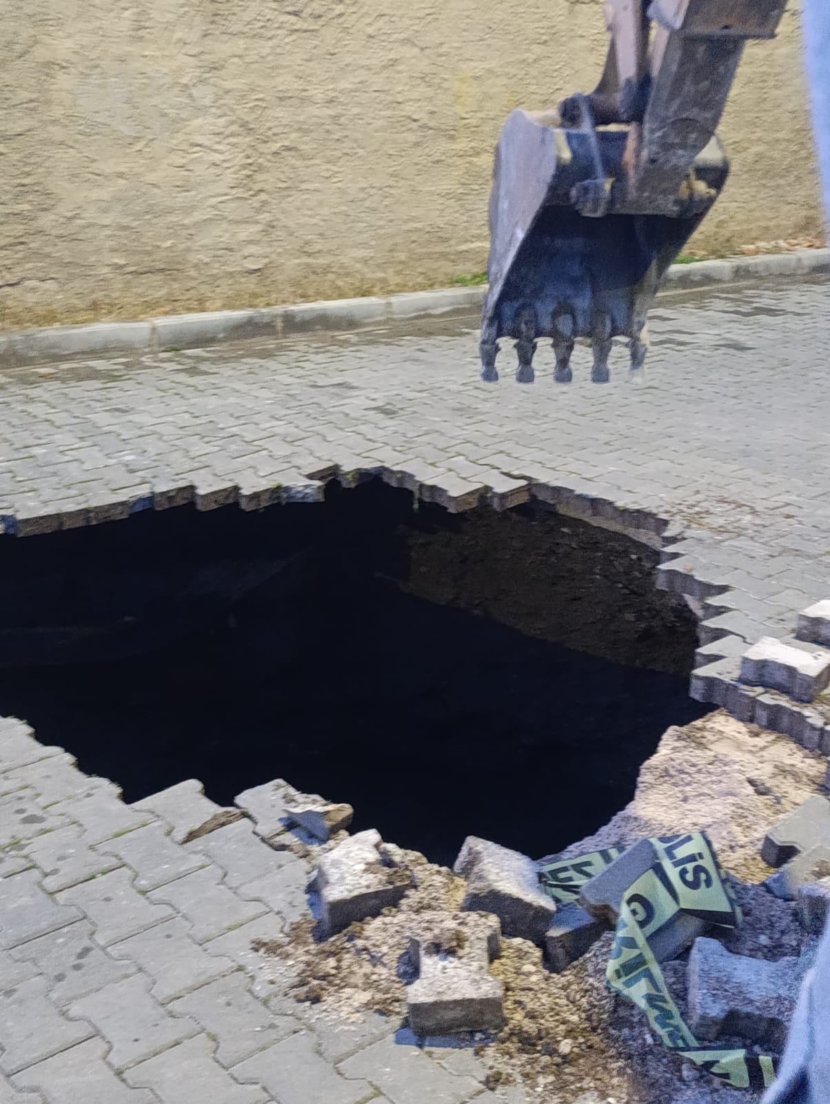 Turgutlu'da şok! Yağmur sonrası çöken yolda kafatası ve kemikler bulundu