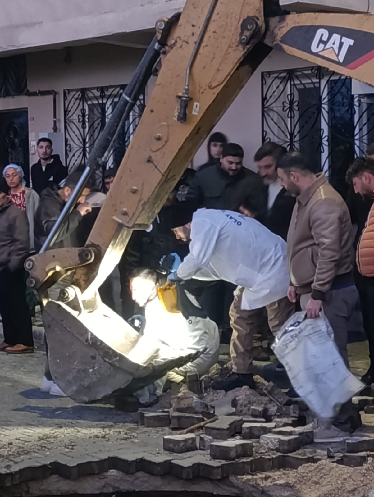 Turgutlu'da şok! Yağmur sonrası çöken yolda kafatası ve kemikler bulundu