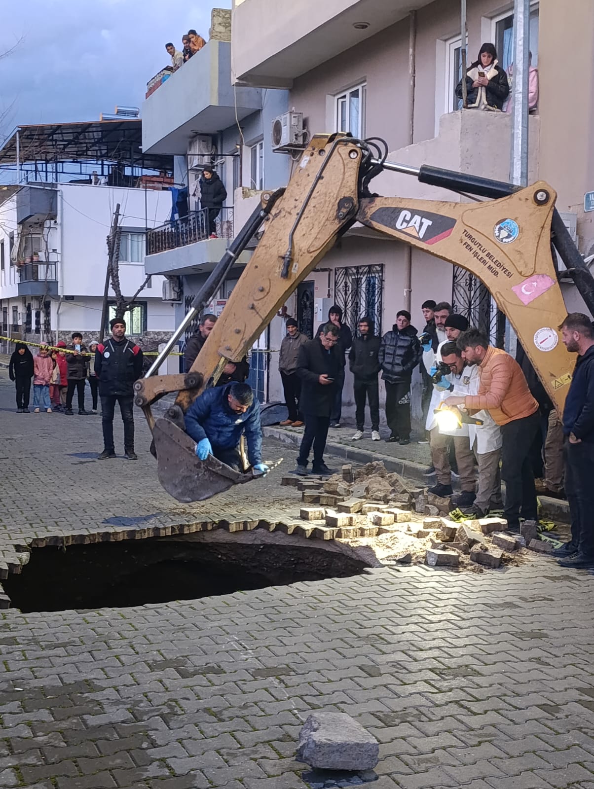 Turgutlu'da şok! Yağmur sonrası çöken yolda kafatası ve kemikler bulundu