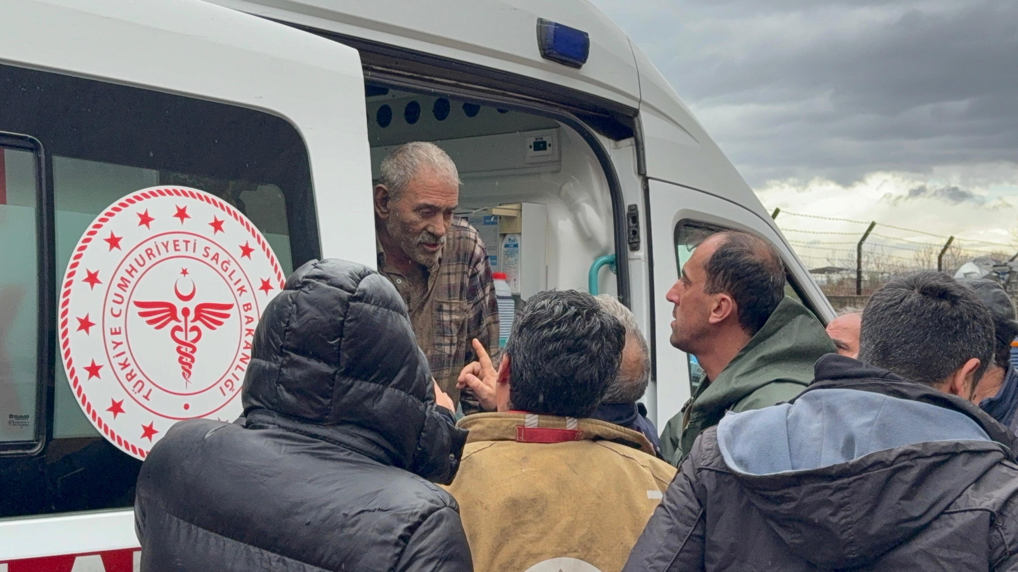 O yol çöktü, bir kişi göçük altında kaldı