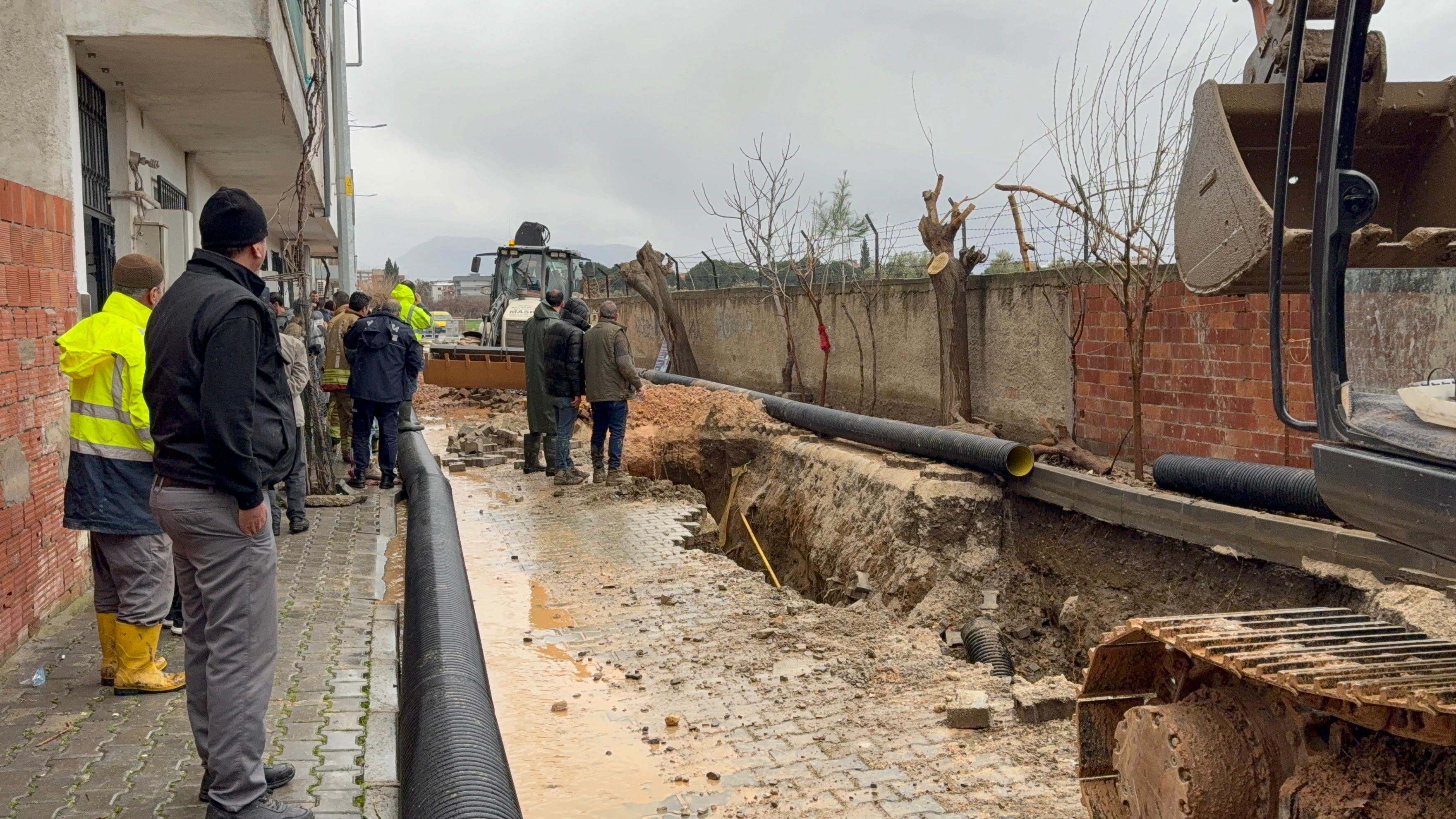 O yol çöktü, bir kişi göçük altında kaldı