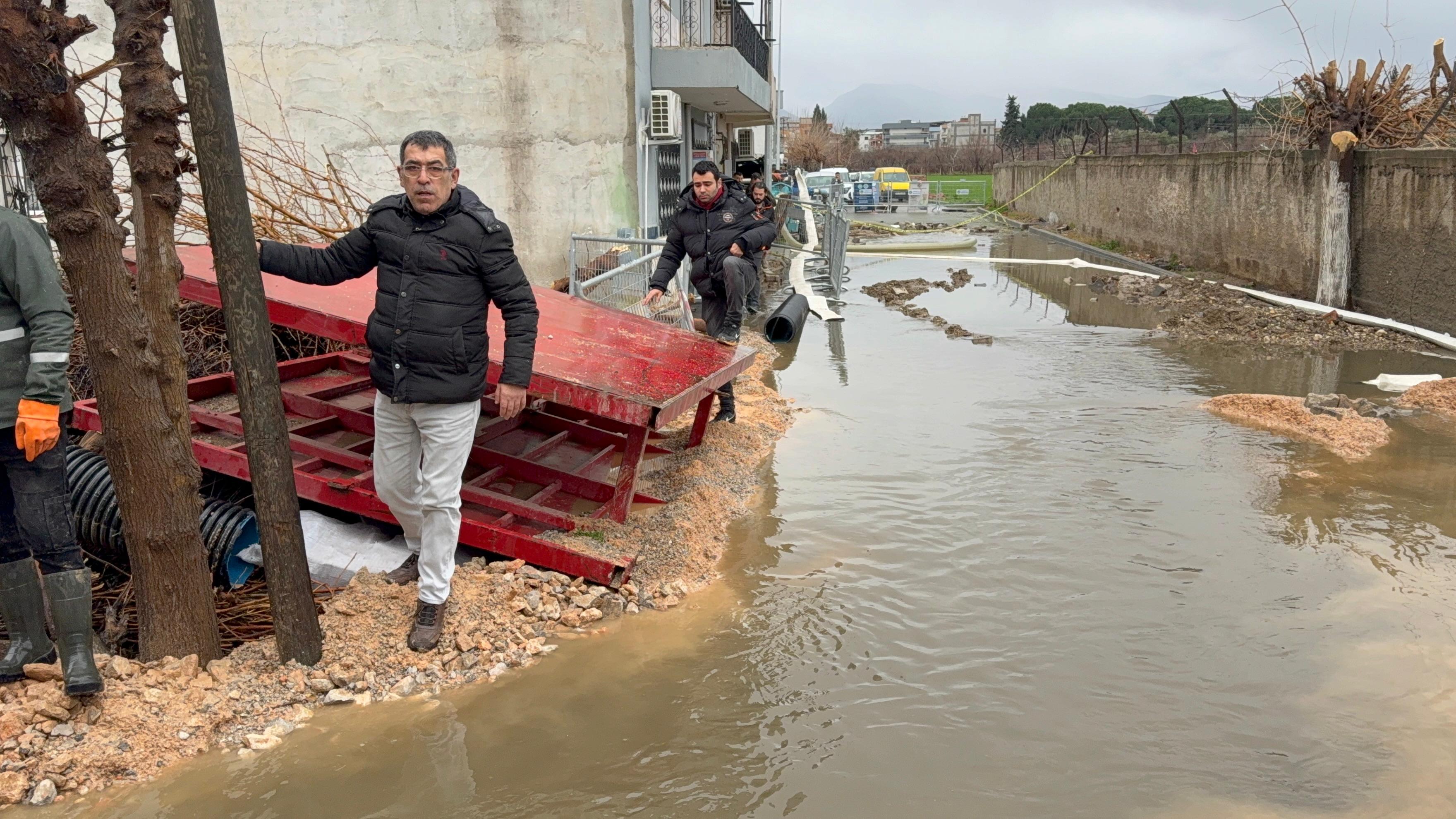 O yol çöktü, bir kişi göçük altında kaldı