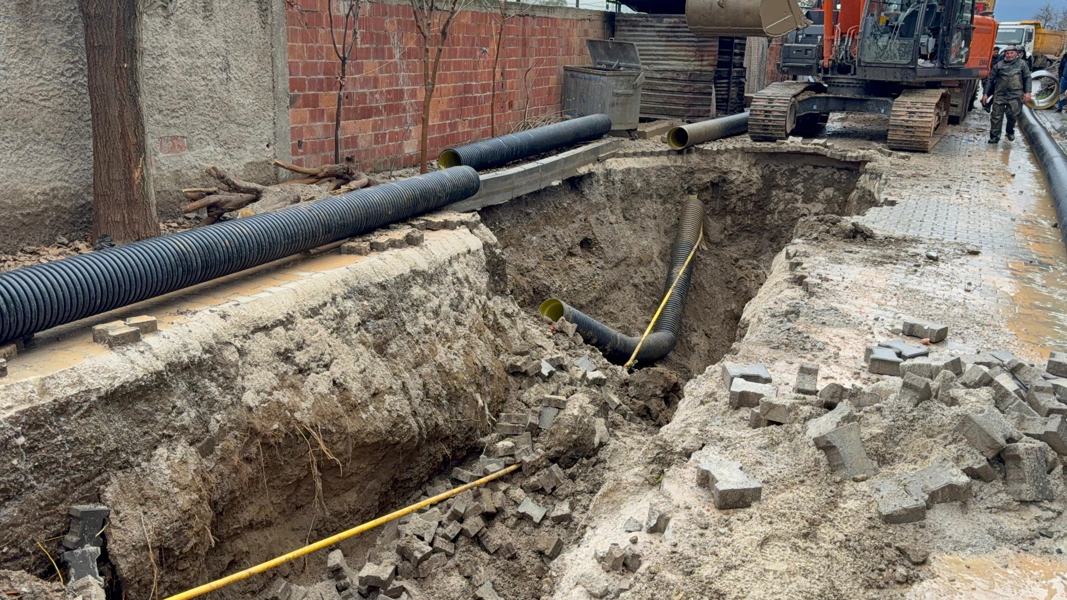 O yol çöktü, bir kişi göçük altında kaldı