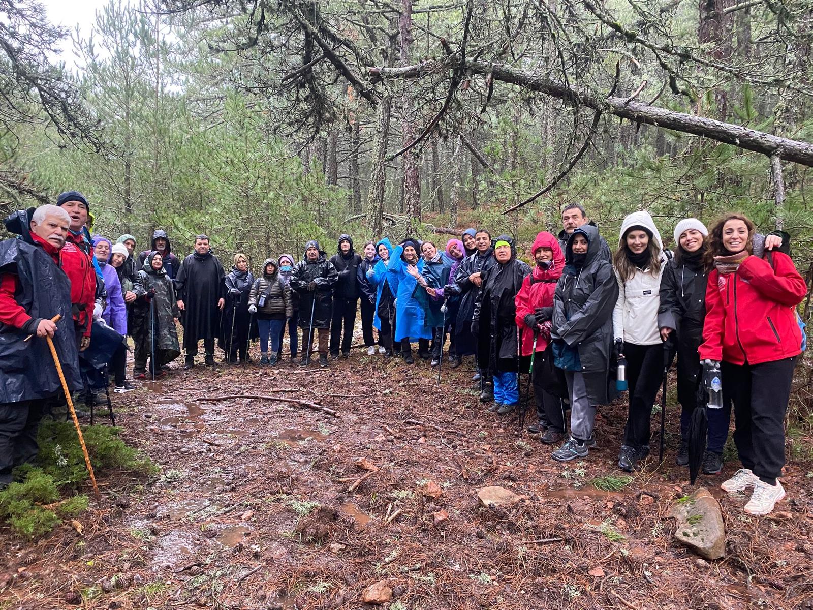 TURBELDAK Spil’de Sis ve Yağmura Rağmen Yürüdü