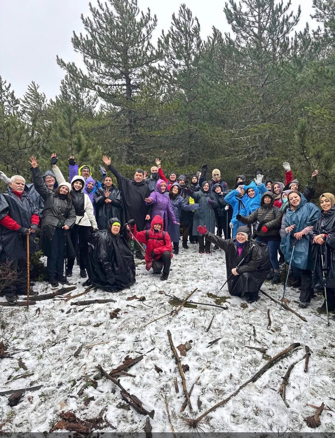 TURBELDAK Spil’de Sis ve Yağmura Rağmen Yürüdü