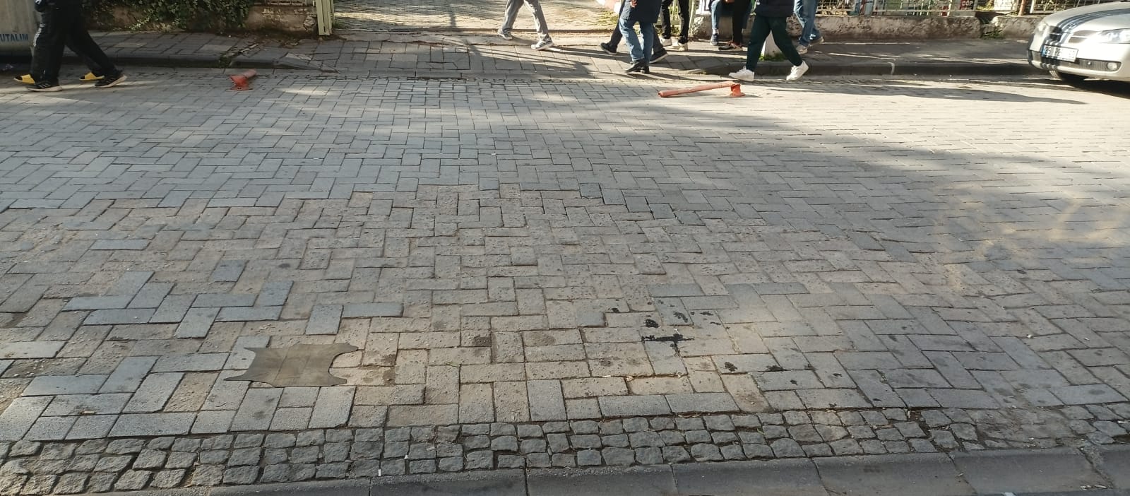 Turgutlu'da okul önündeki kırık dubalar can yaktı