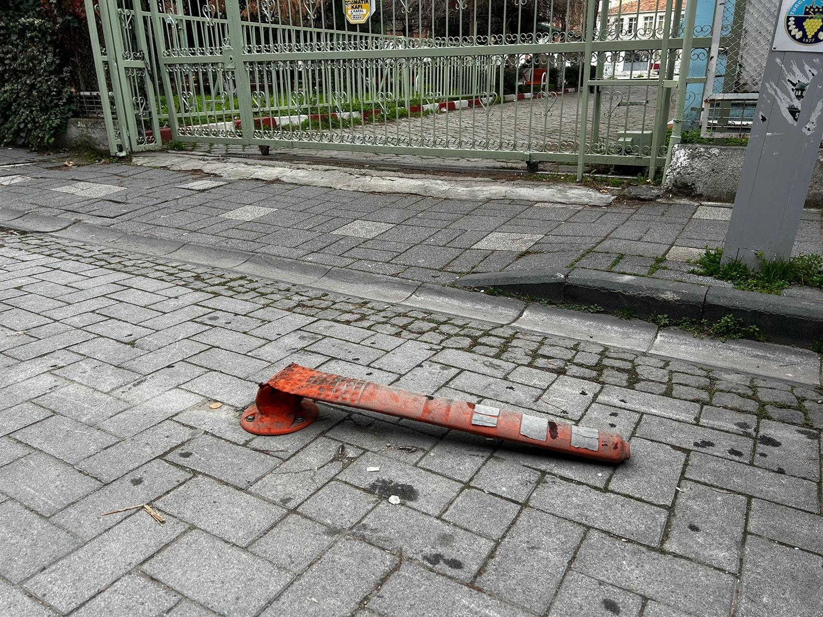 Turgutlu'da okul önündeki kırık dubalar can yaktı