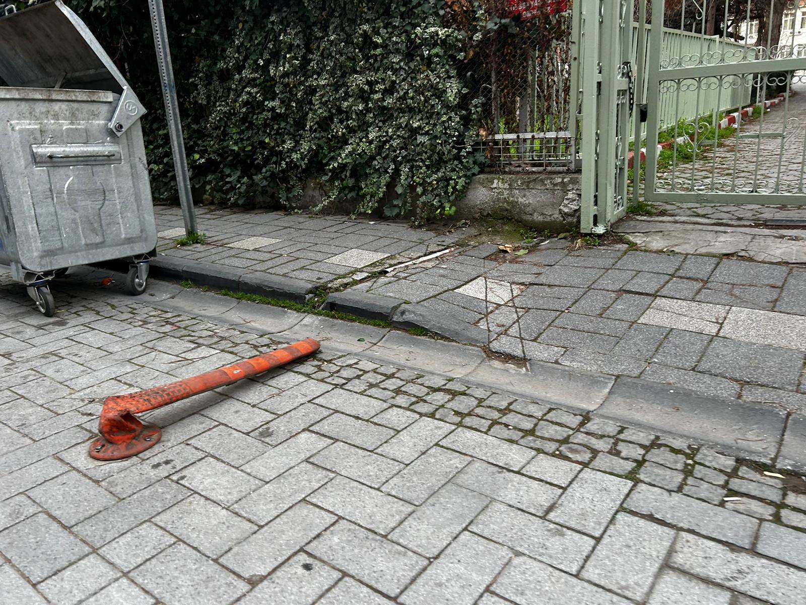 Turgutlu'da okul önündeki kırık dubalar can yaktı