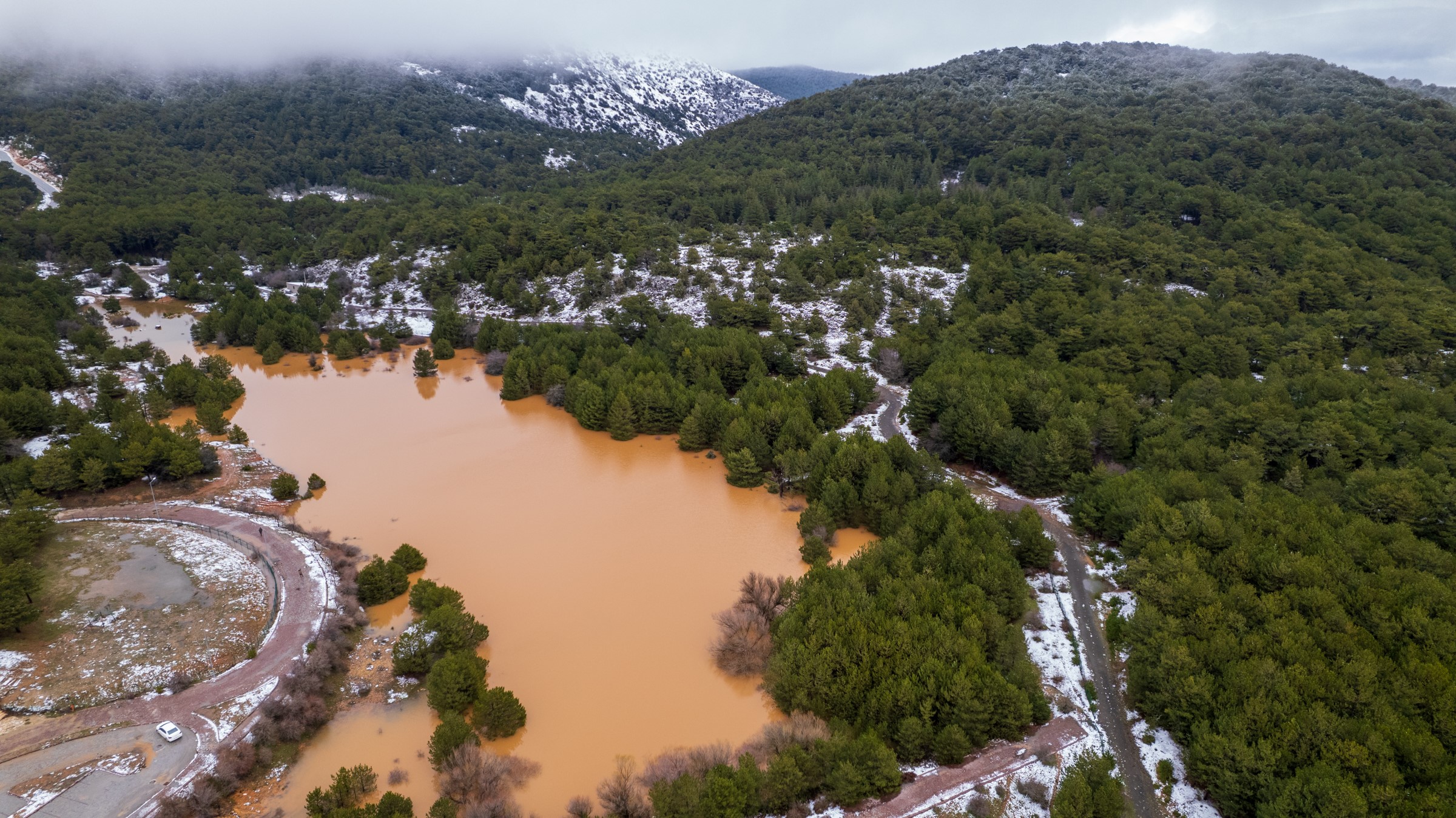 Spil’de Kuruyan Şelale Yeniden Coştu: Endemik Çiçeklere 699 Bin TL Ceza Belirlendi