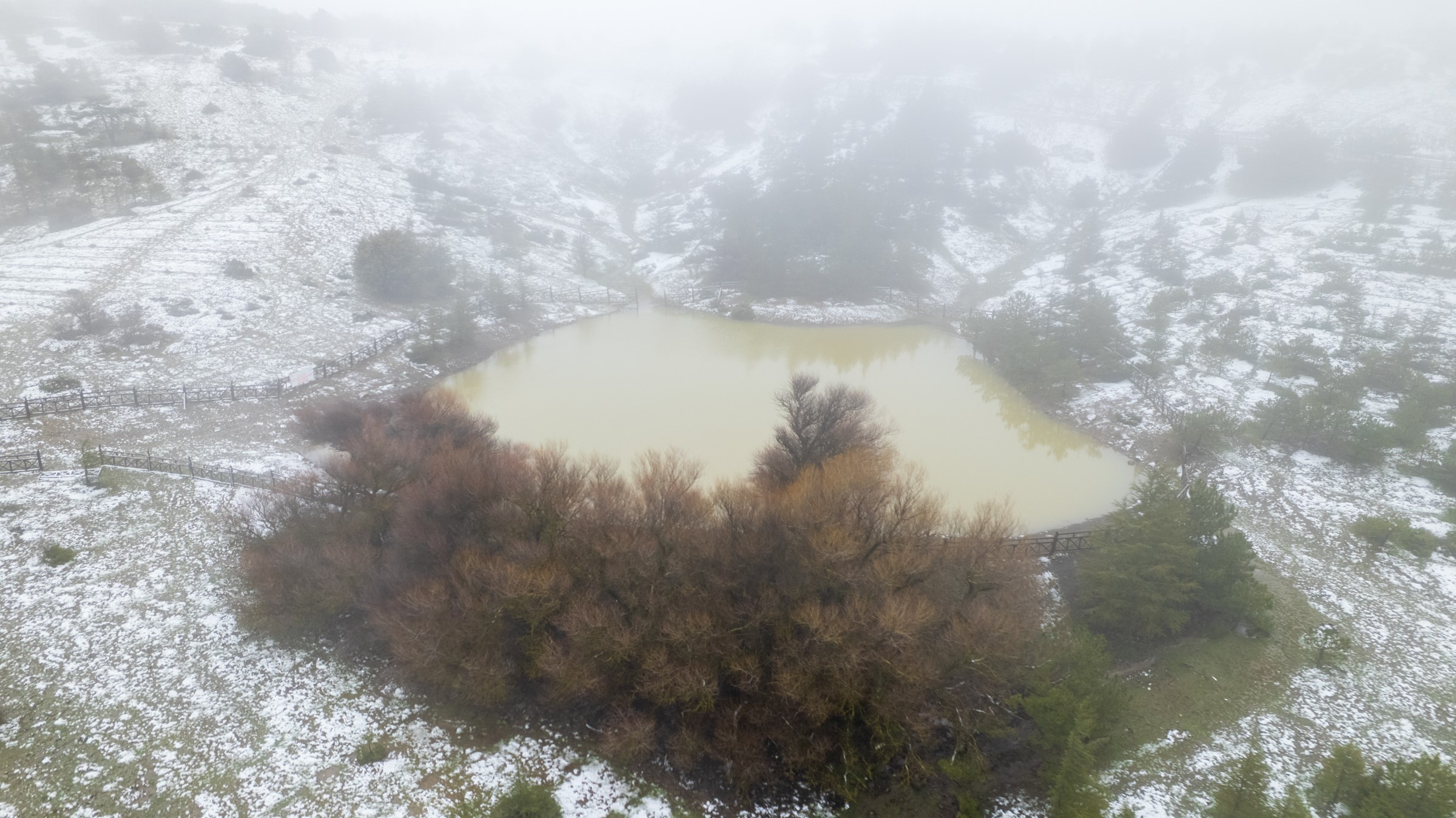 Spil’de Kuruyan Şelale Yeniden Coştu: Endemik Çiçeklere 699 Bin TL Ceza Belirlendi