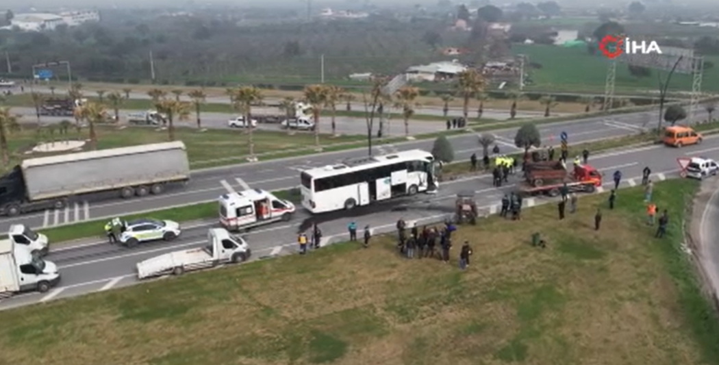 Manisa'da feci kaza: Otobüs, otomobil ve traktör çarpıştı!